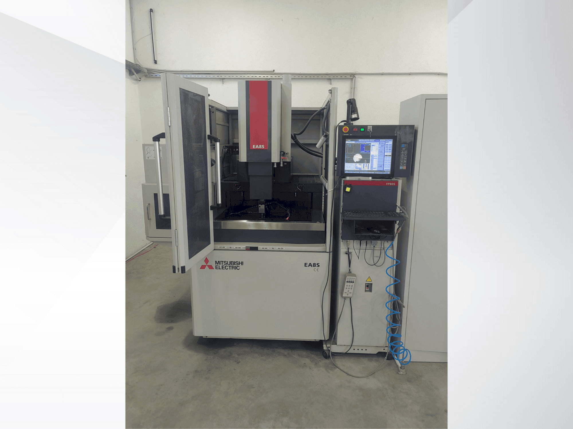 Вид станка Mitsubishi Electric EA8S спереди