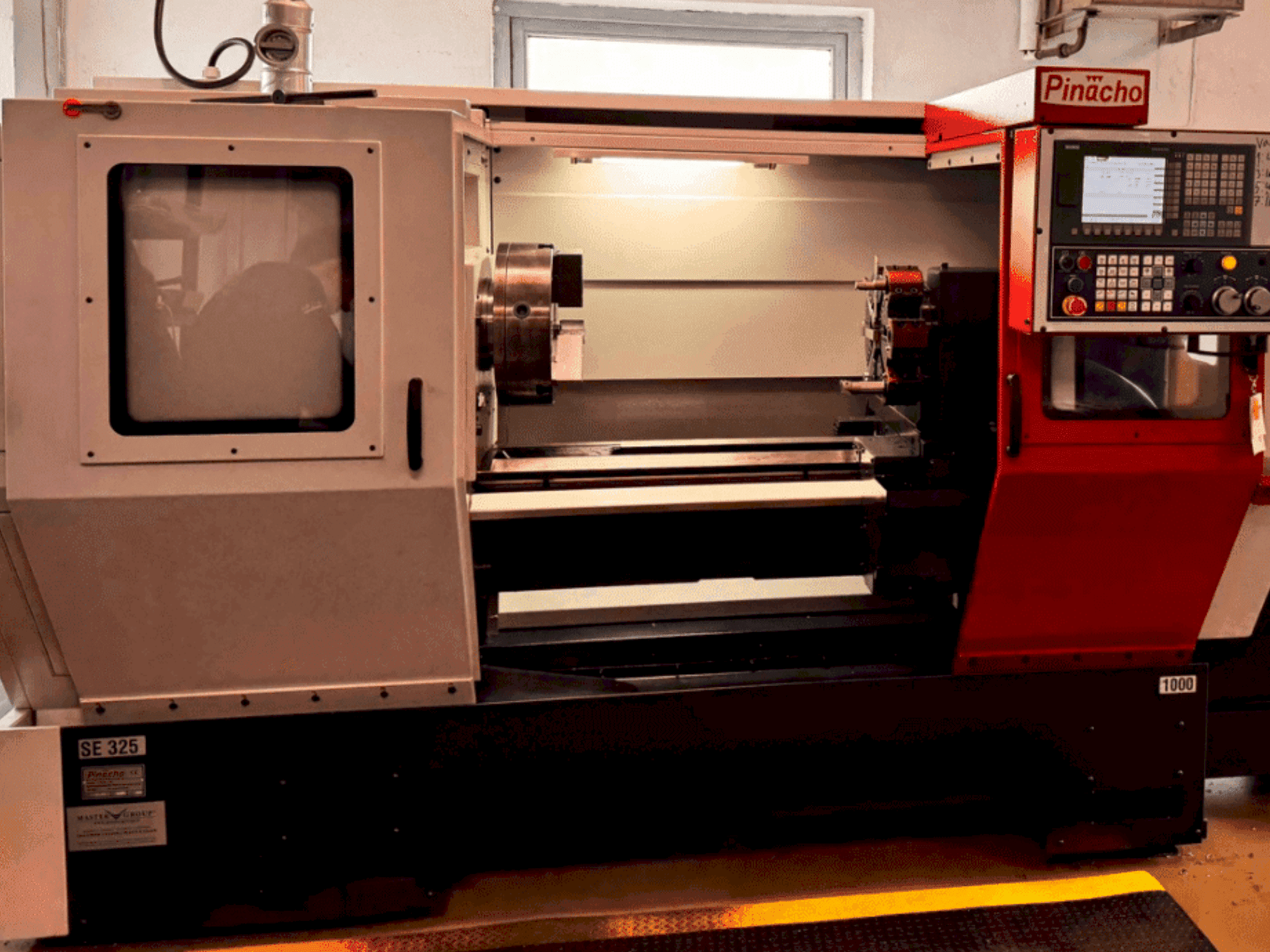 Вид станка Pinacho SE325 спереди