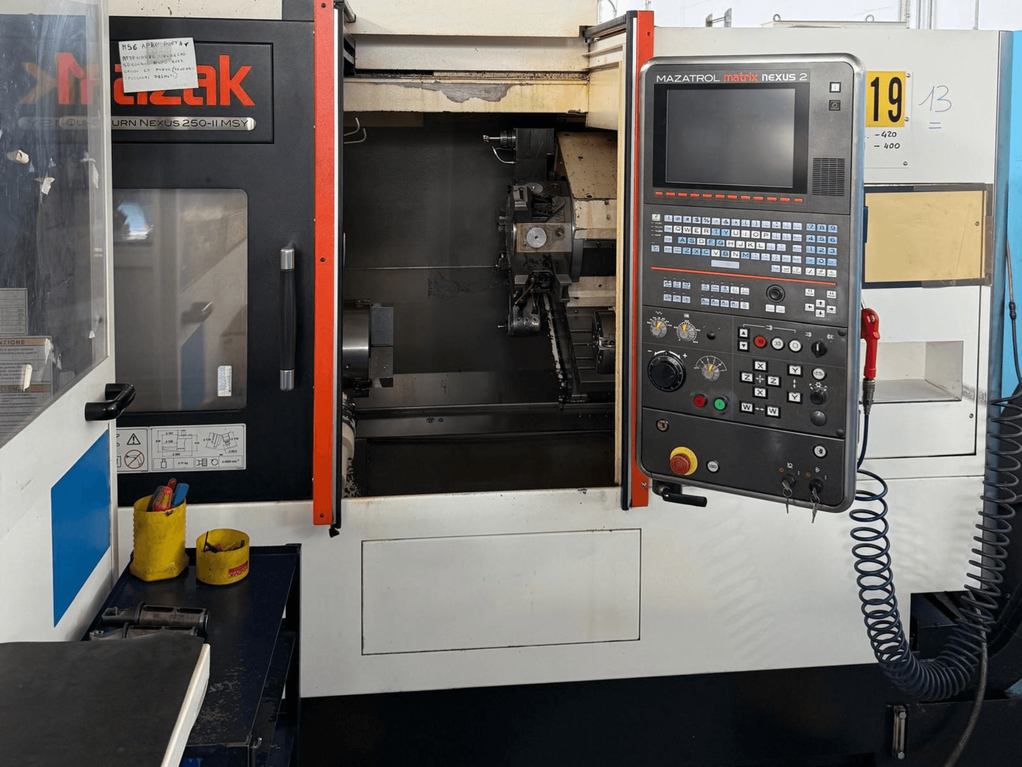 Горизонтальный токарный станок Mazak QTN 250 II MSY, вид спереди, с панелью управления MAZATROL Matrix Nexus 2 и компонентами станка.