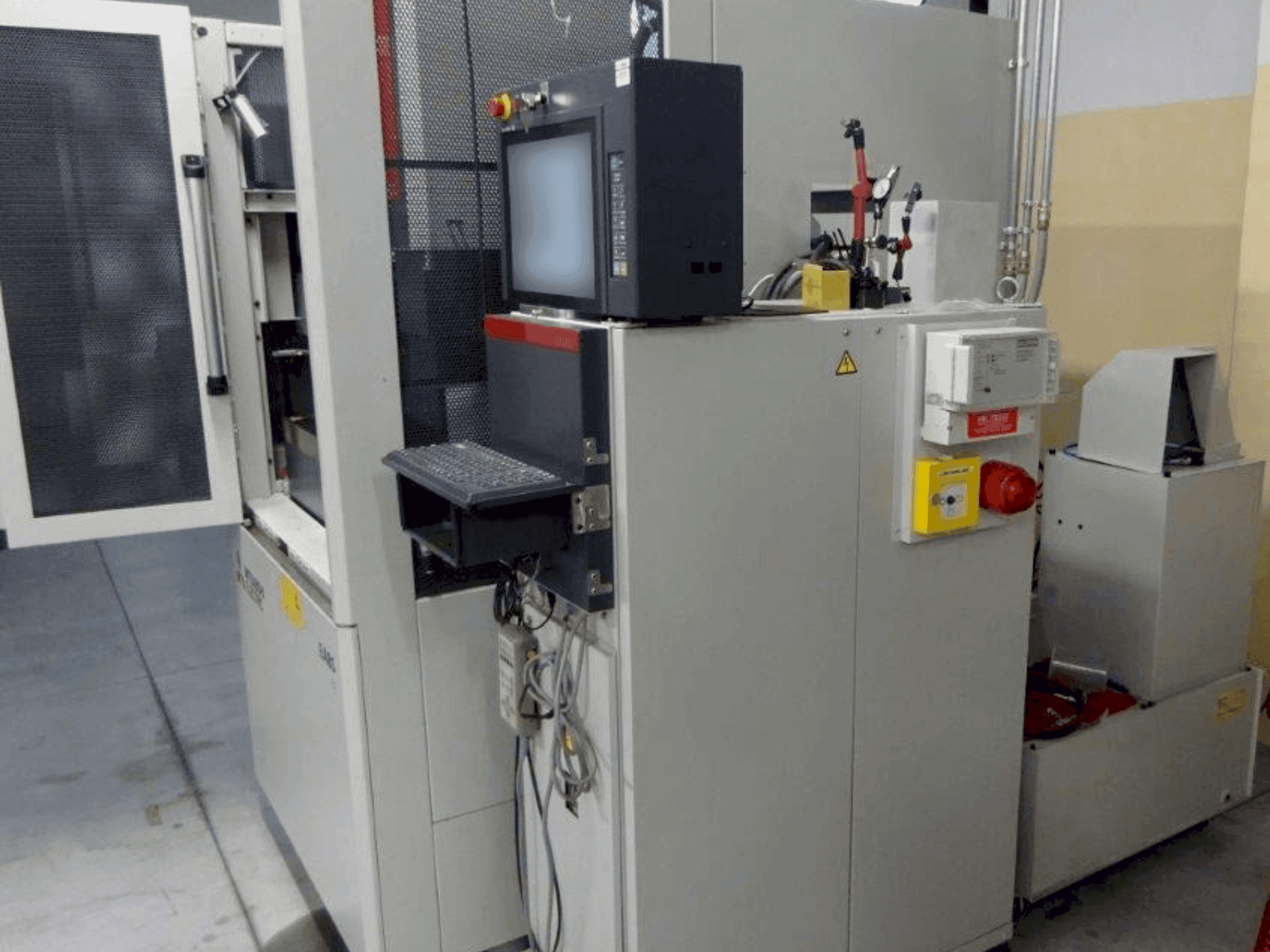 Вид станка Mitsubishi Electric EA8-S спереди