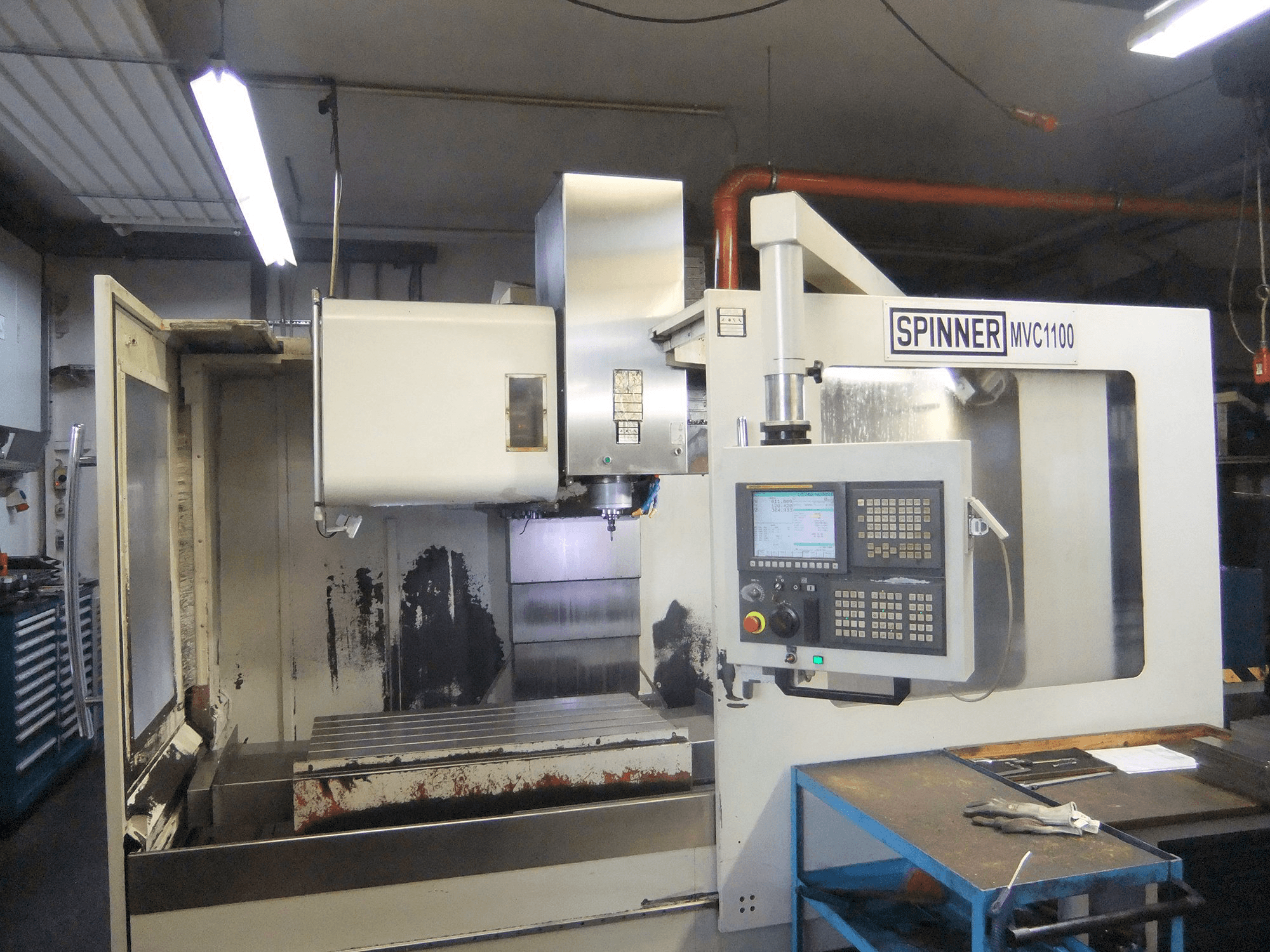 Front view of SPINNER MVC1100 machine