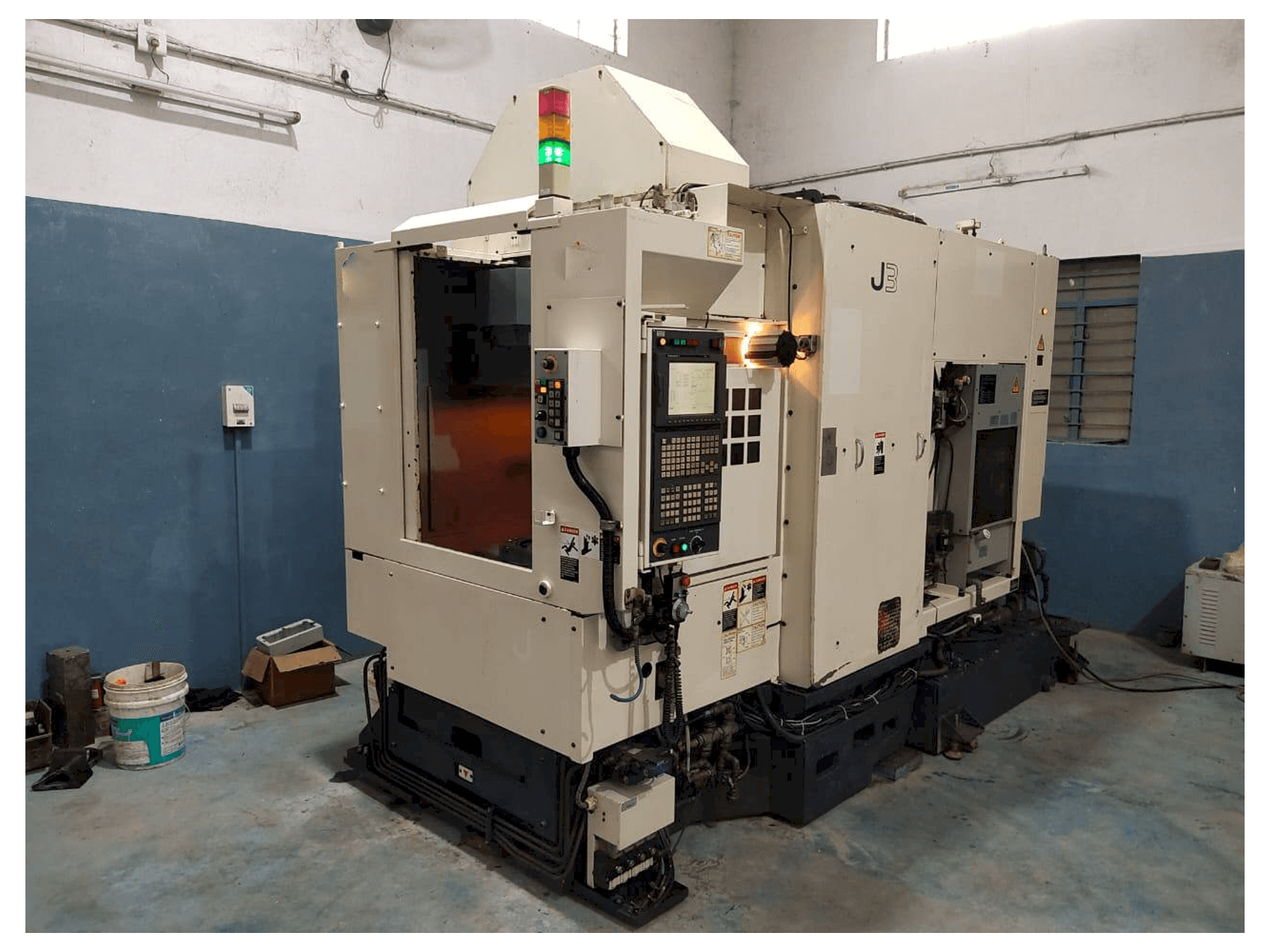 Вид станка Makino J3 спереди