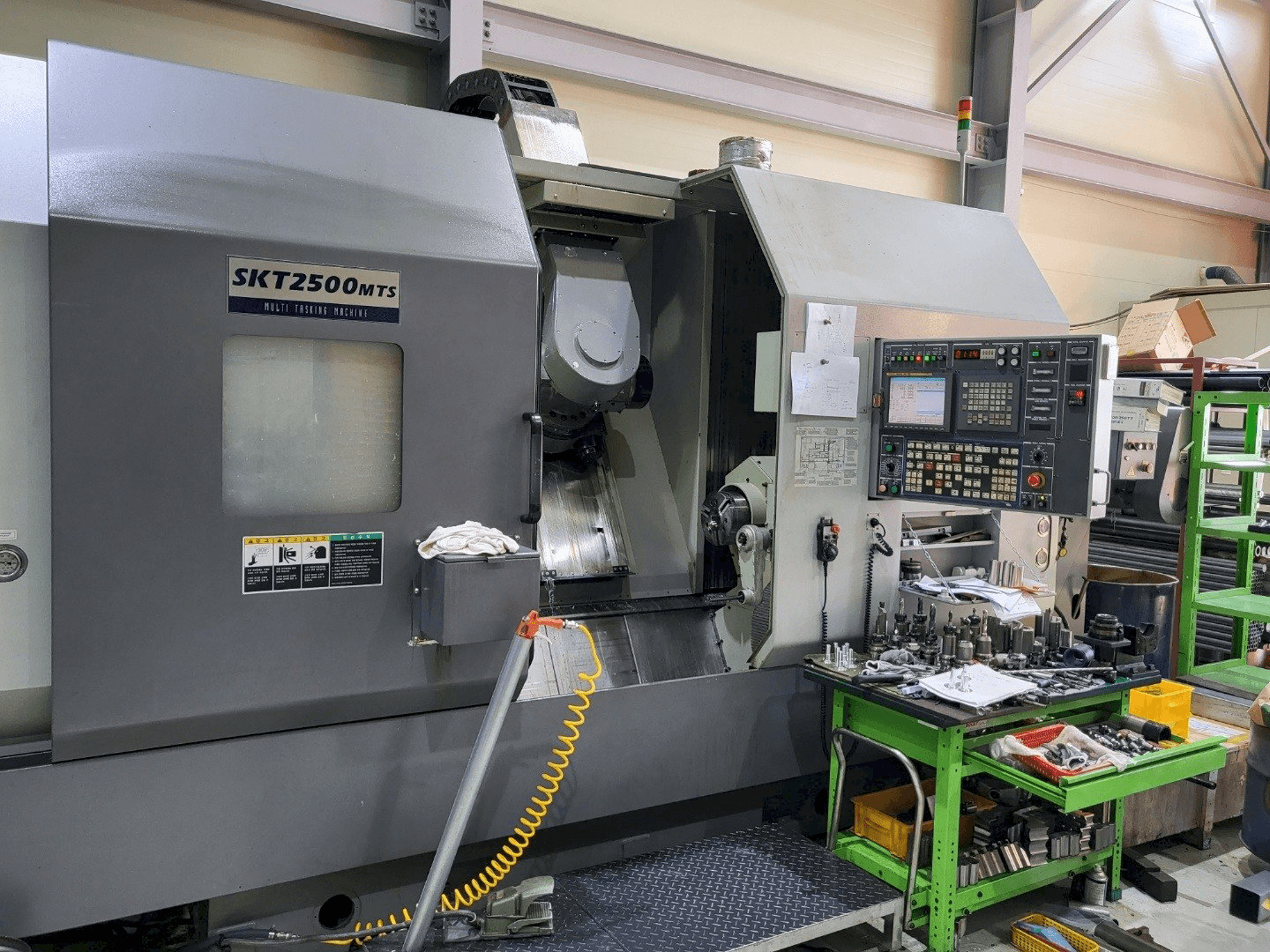 Вид станка Hyundai Wia SKT2500MTS спереди