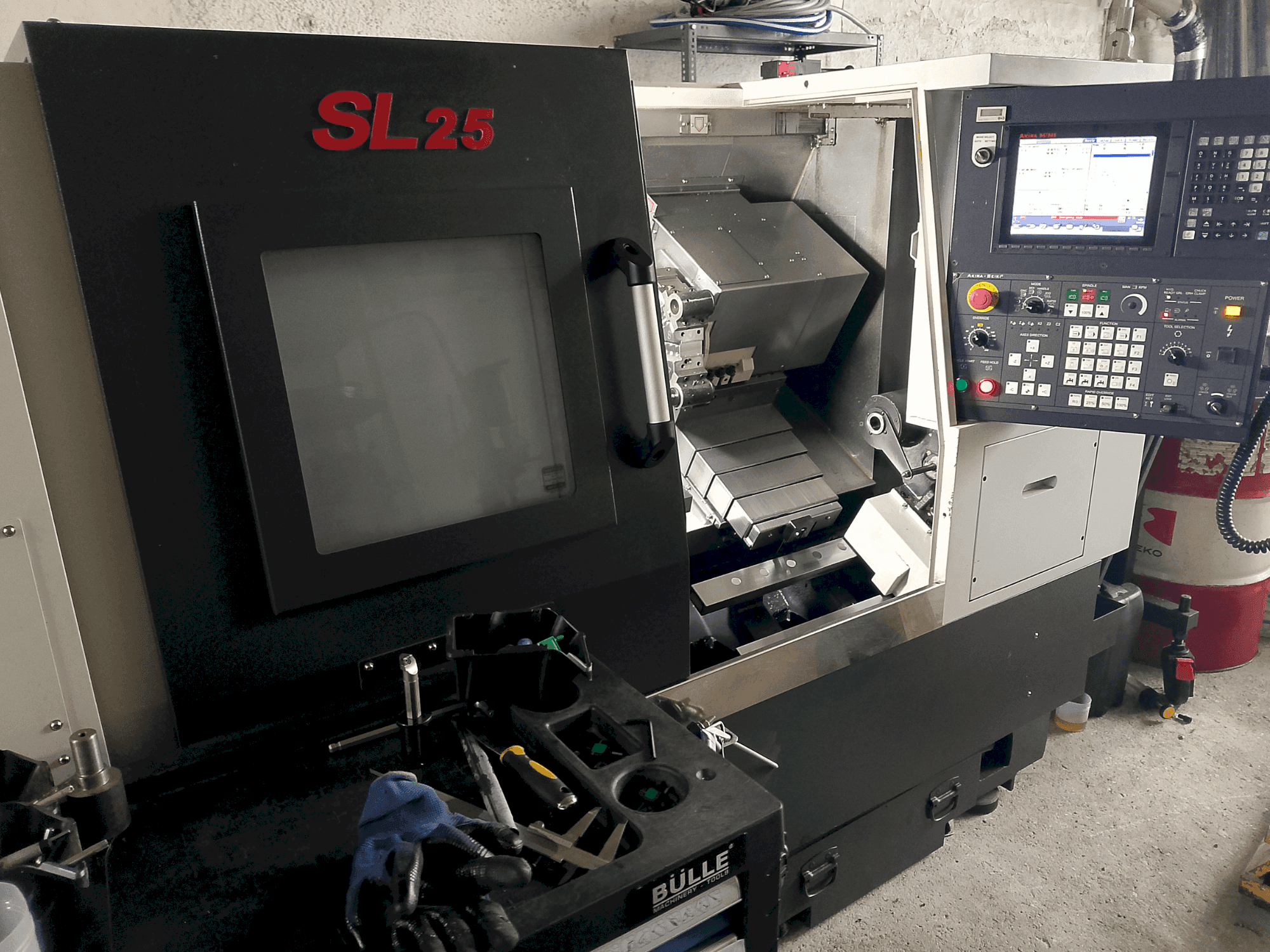 Вид станка Akira Seiki SL 25 спереди