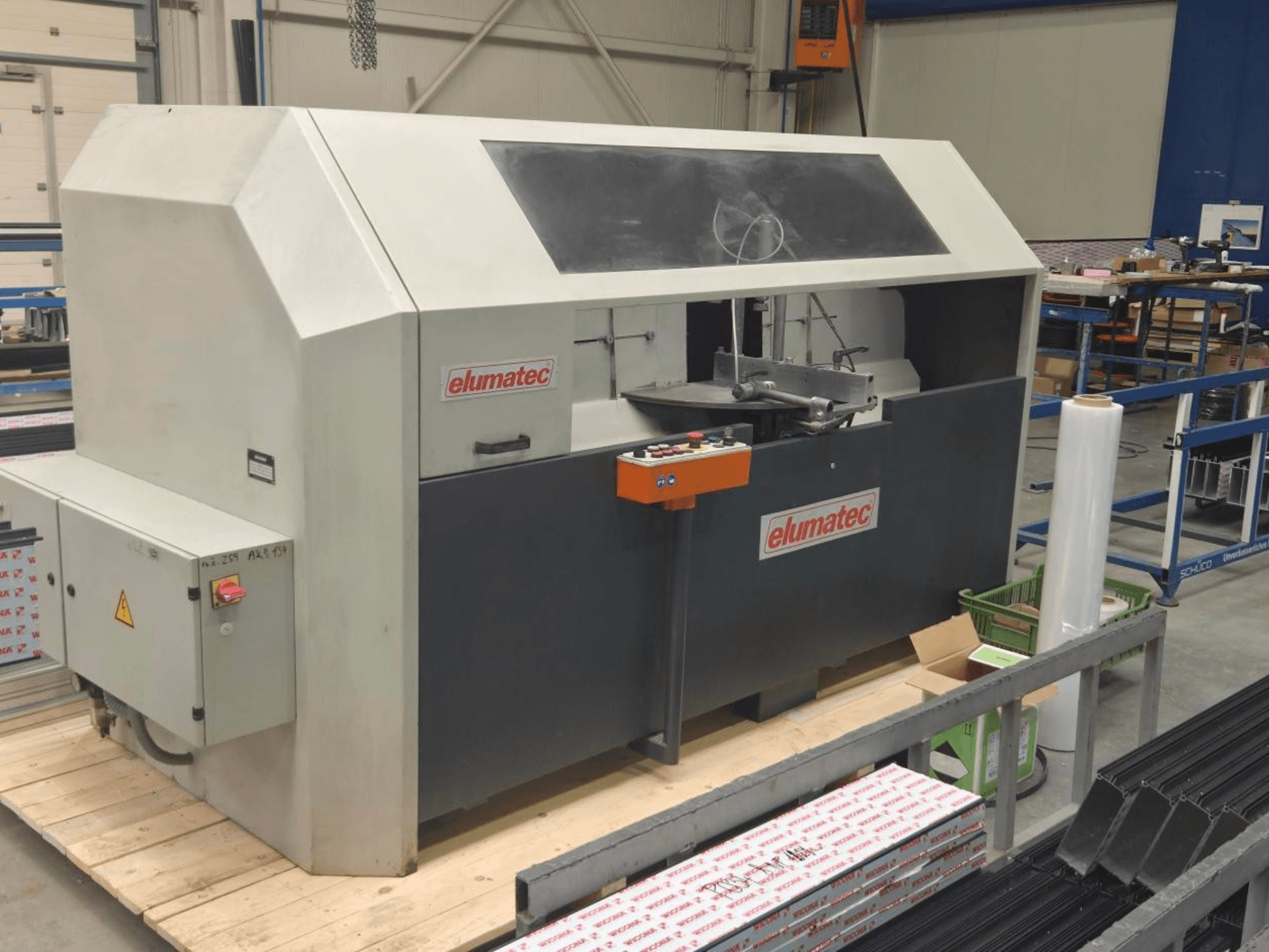 Циркулярная пила по металлу Elumatec AKS 134, вид спереди, демонстрирует панель управления и зону резания на деревянной платформе.