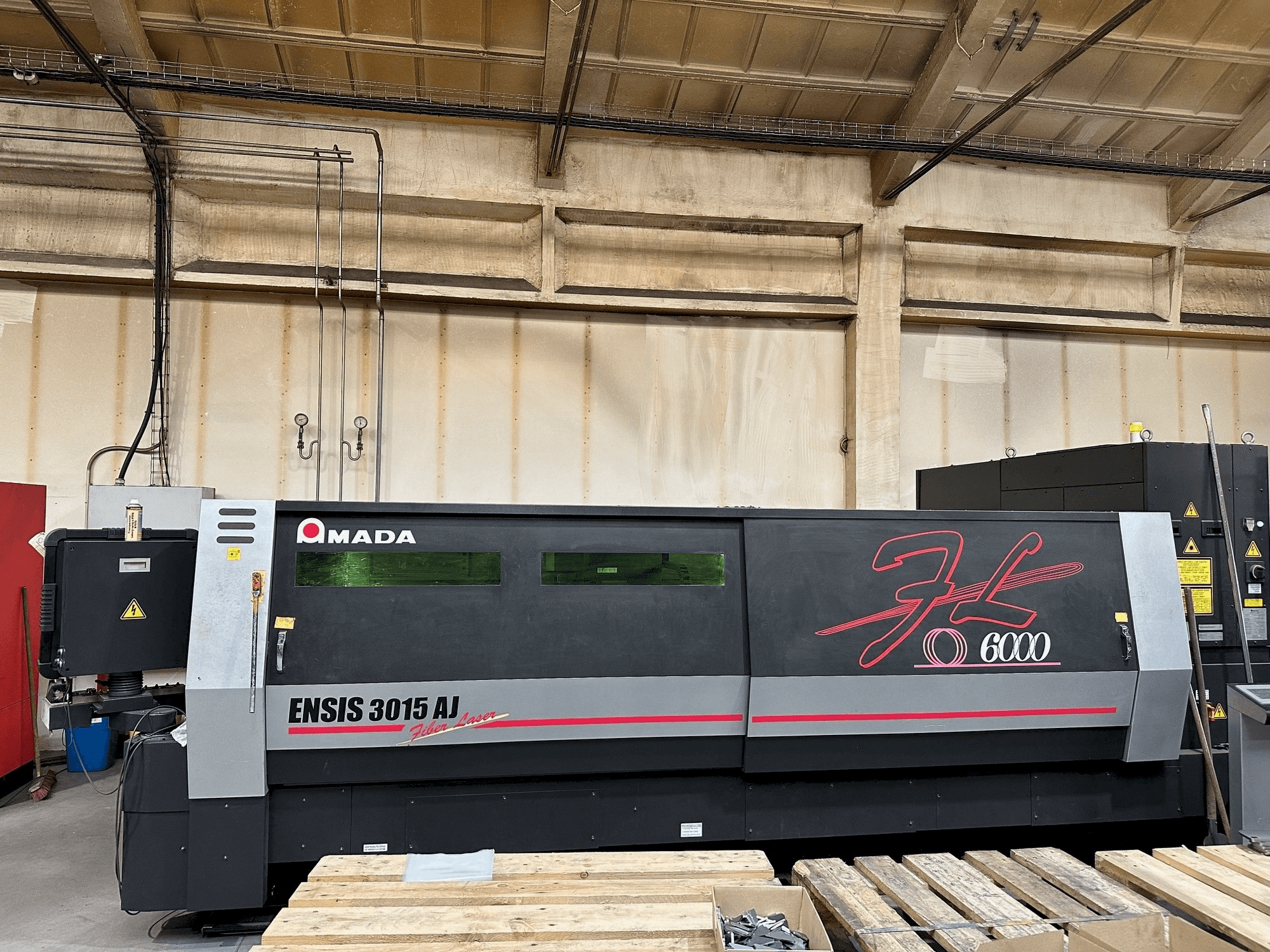 Вид станка AMADA ENSIS-3015 AJ спереди