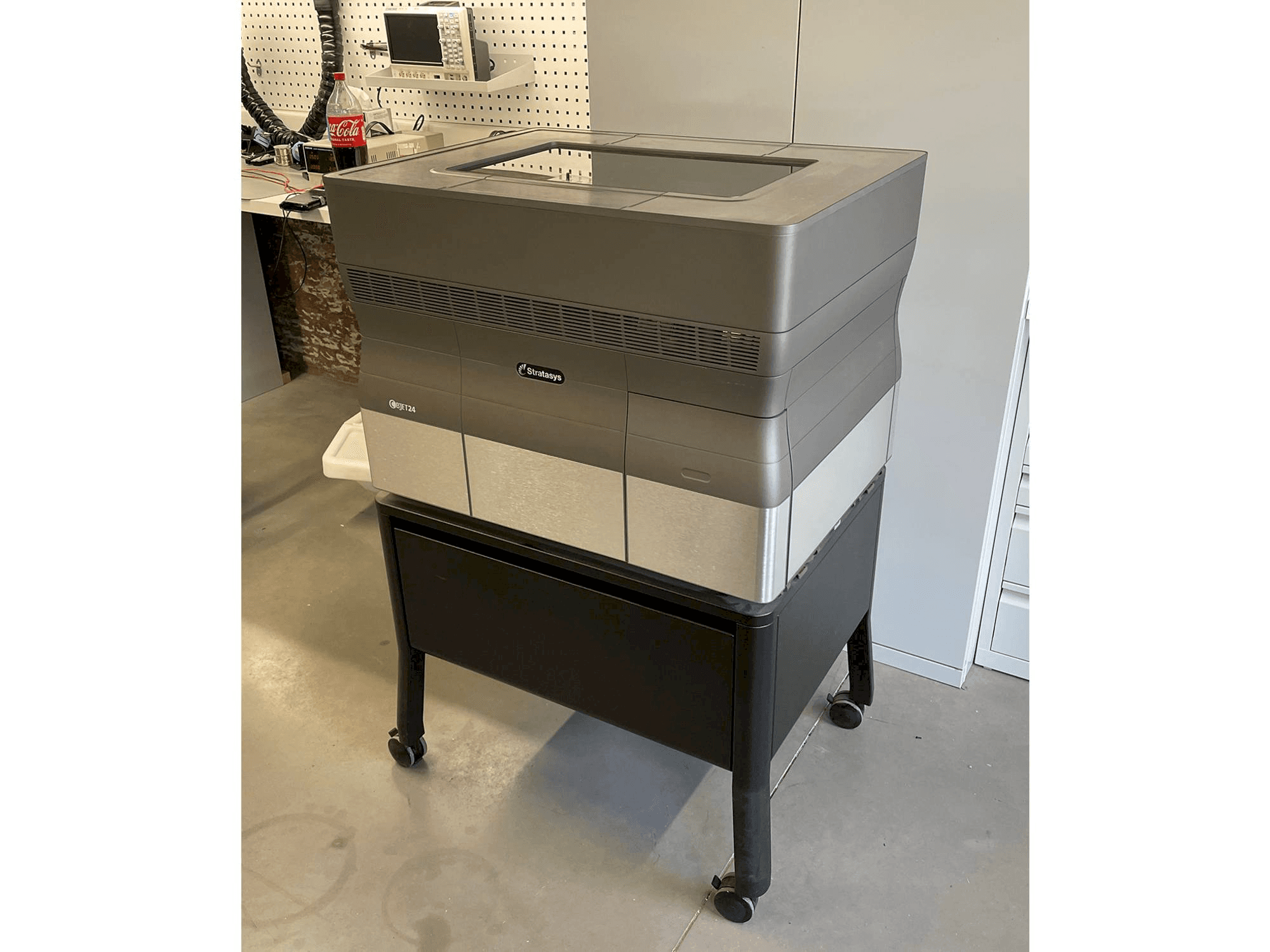 Вид станка Stratasys Objet24 спереди