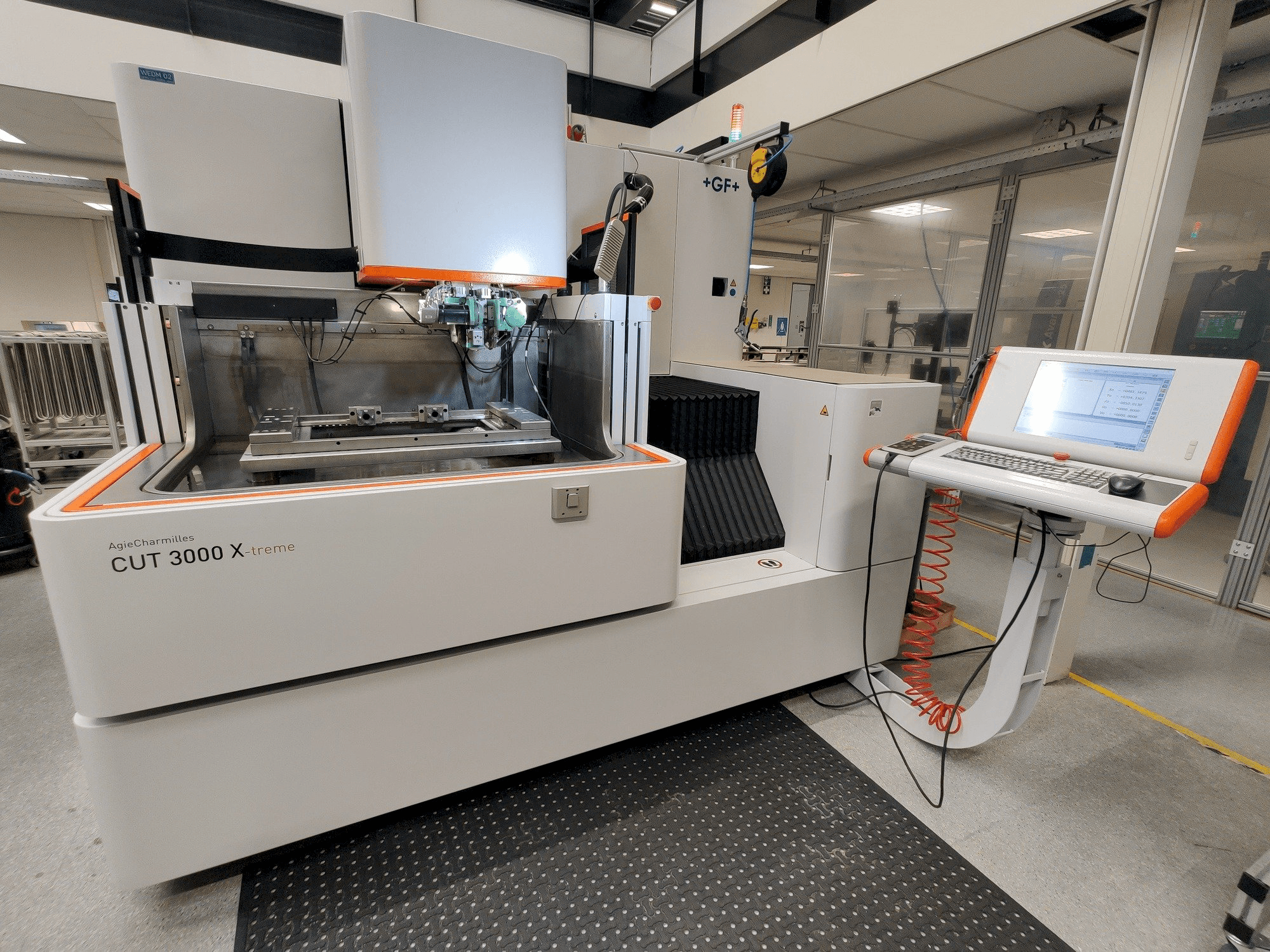 Вид станка GF AgieCharmilles CUT 3000 X спереди