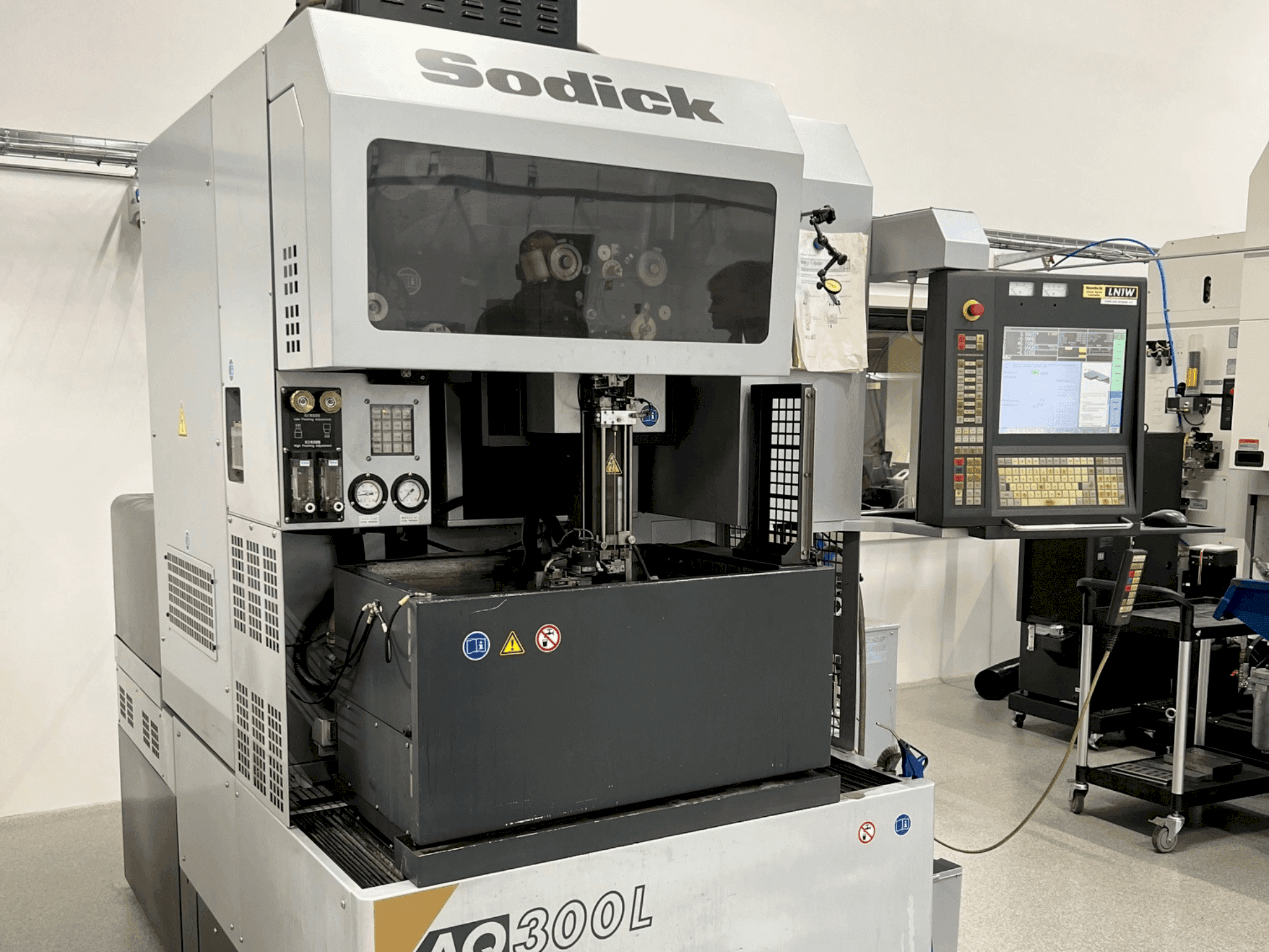 Вид станка Sodick AQ300L спереди