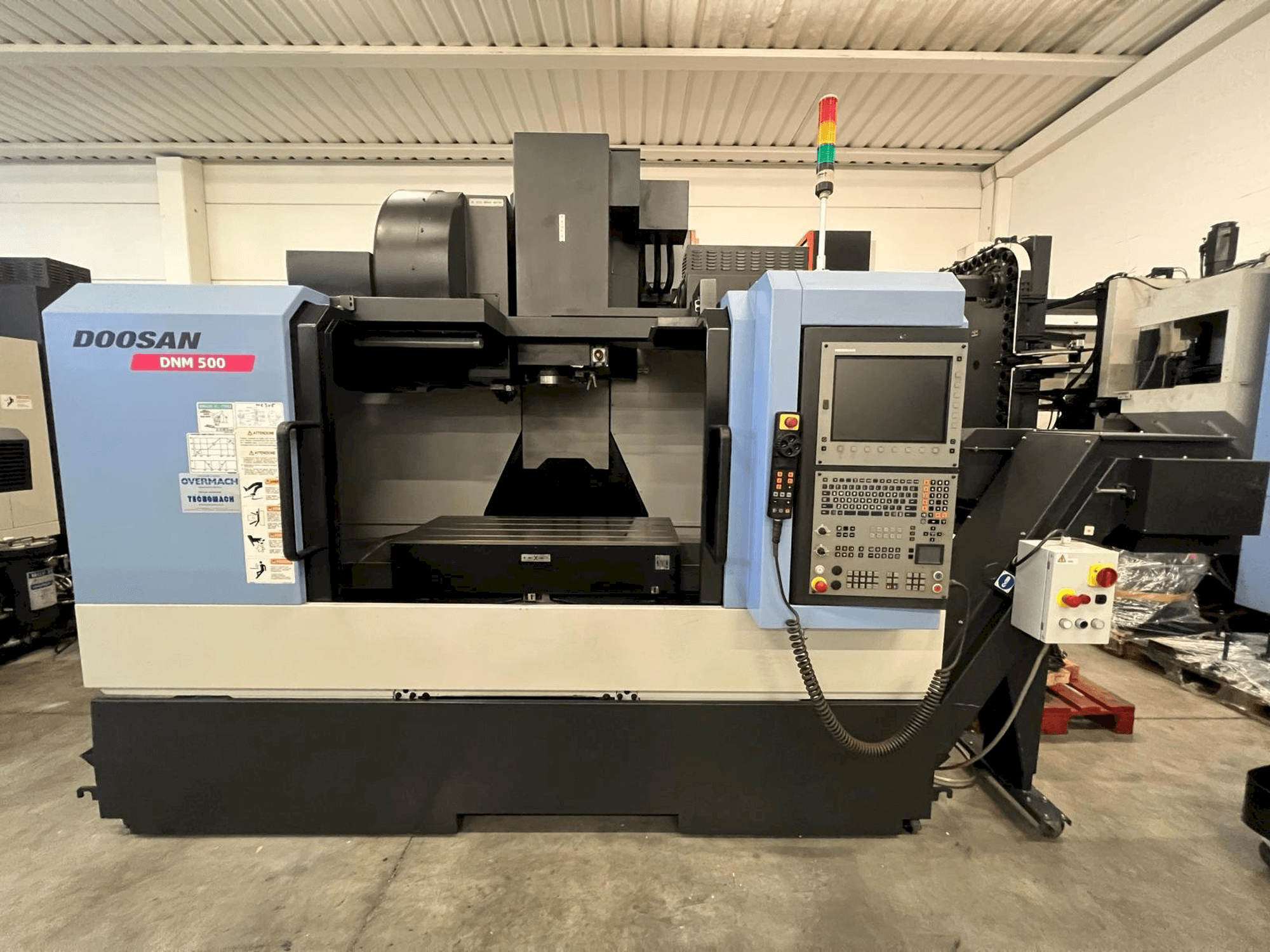 Вид станка DOOSAN DNM 500 спереди