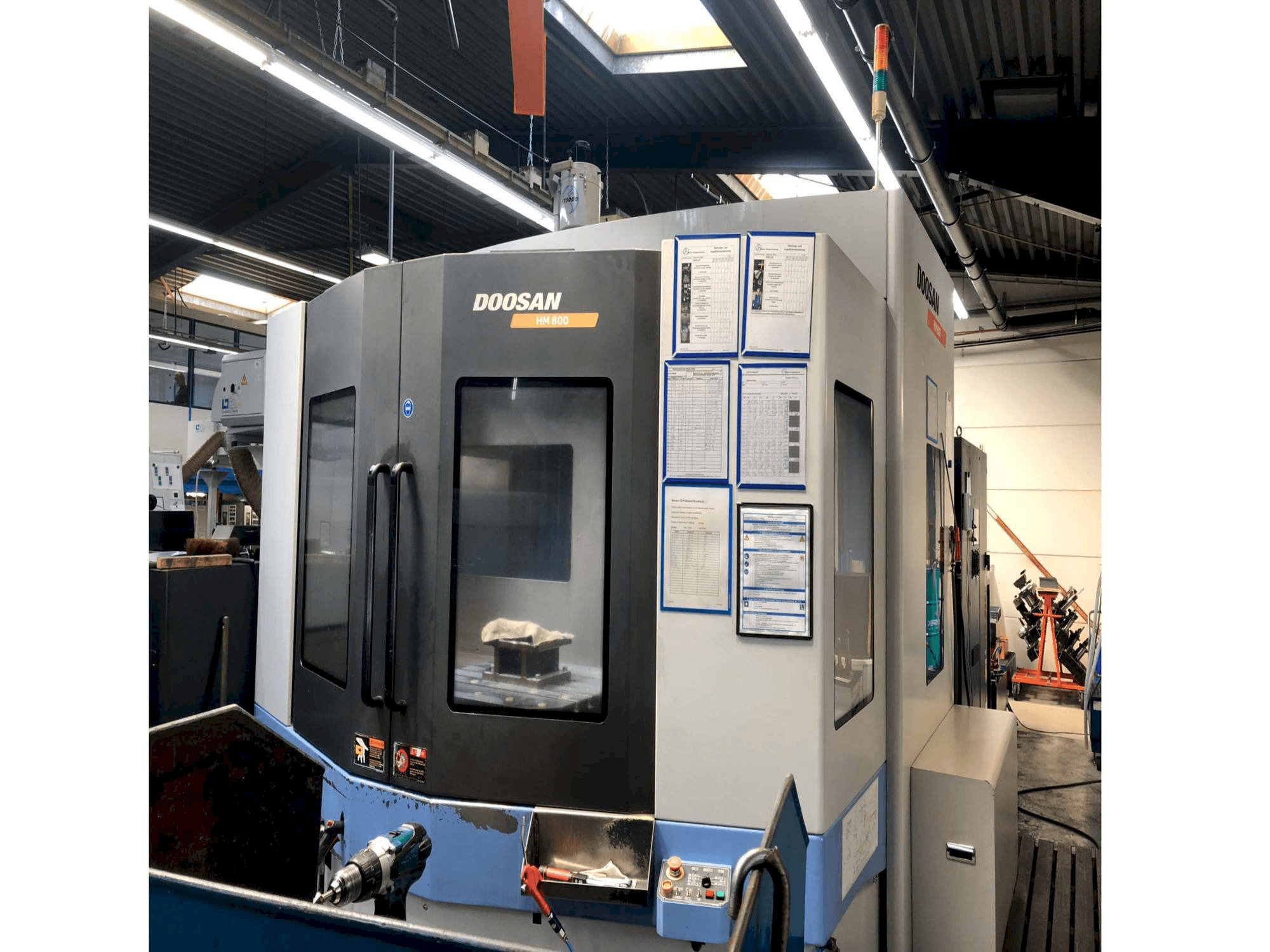 Вид станка Doosan HM 800 спереди