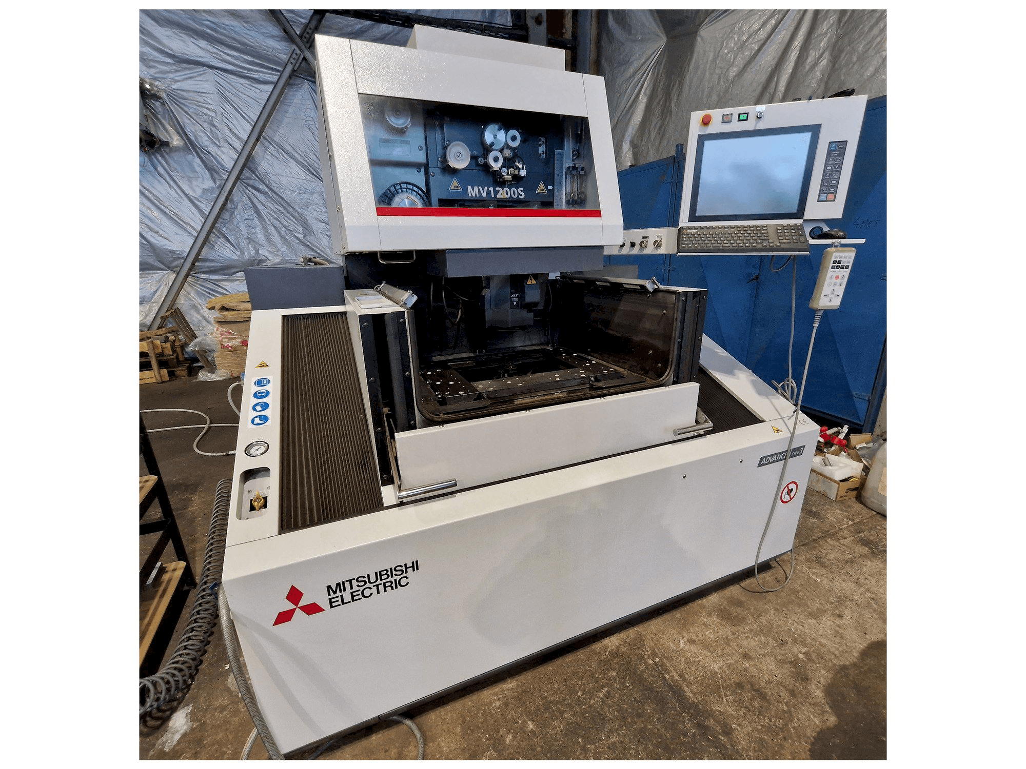 Вид станка Mitsubishi MV1200S спереди