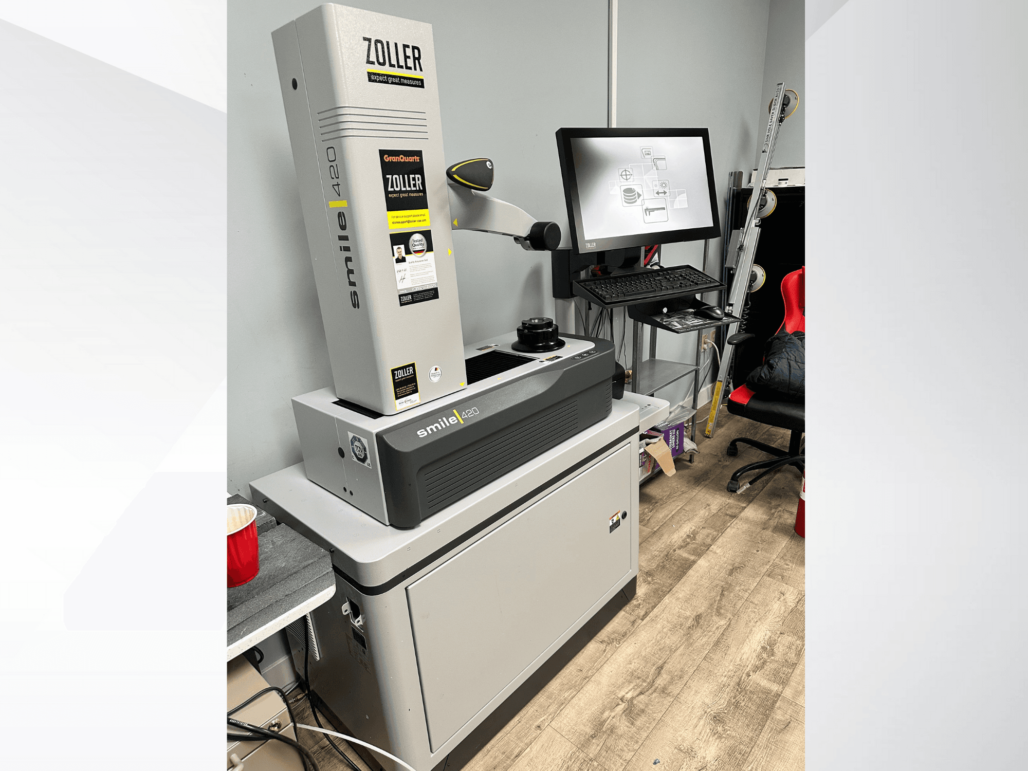 Zoller Smile 420, цифровая измерительная машина, показана на переднем плане с монитором и рабочей зоной на заднем плане.