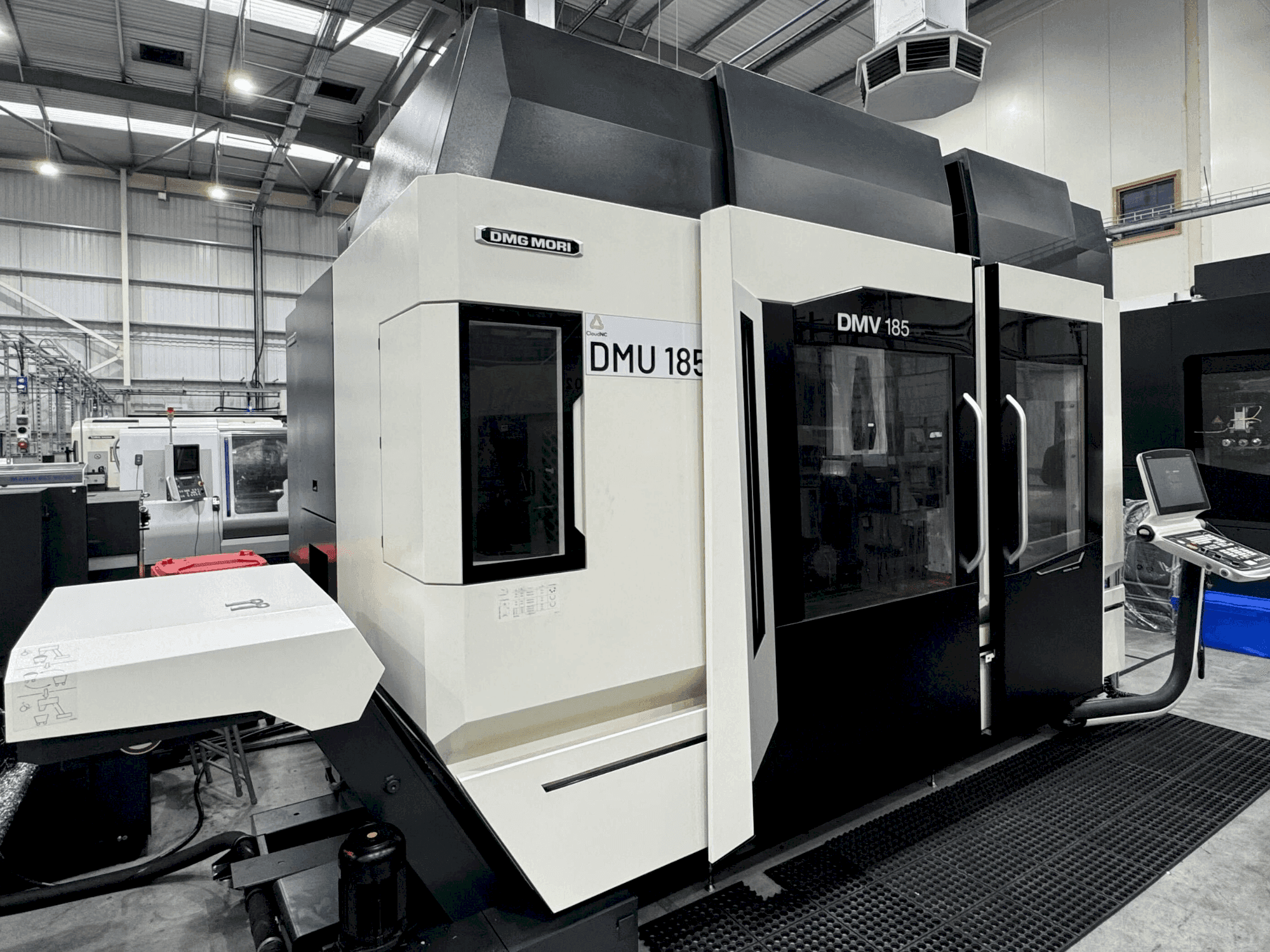 Вид станка DMG MORI DMV 185 спереди