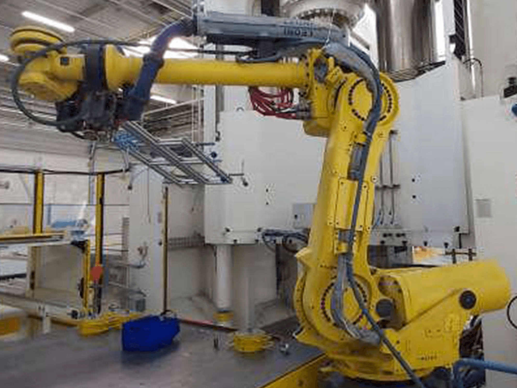 Вид станка FANUC Robot R-2000iB/185L спереди