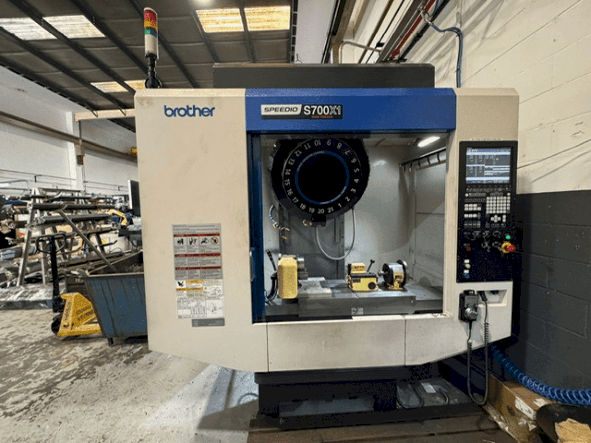 Вид станка Brother Speedio S700X1 спереди