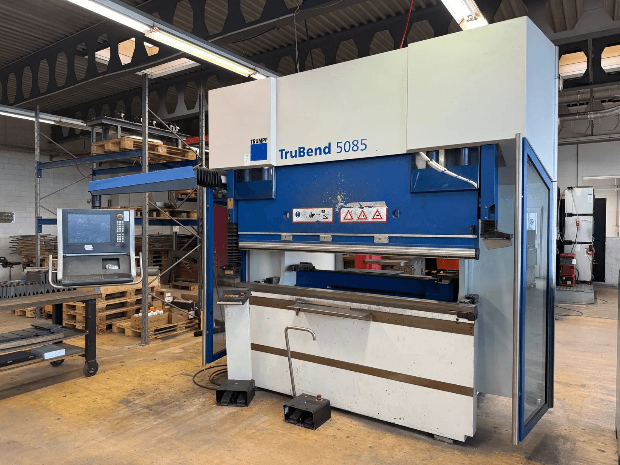 Гибочный пресс TRUMPF TruBend 5085 в цехе; вид спереди с панелью управления и зоной гибки.
