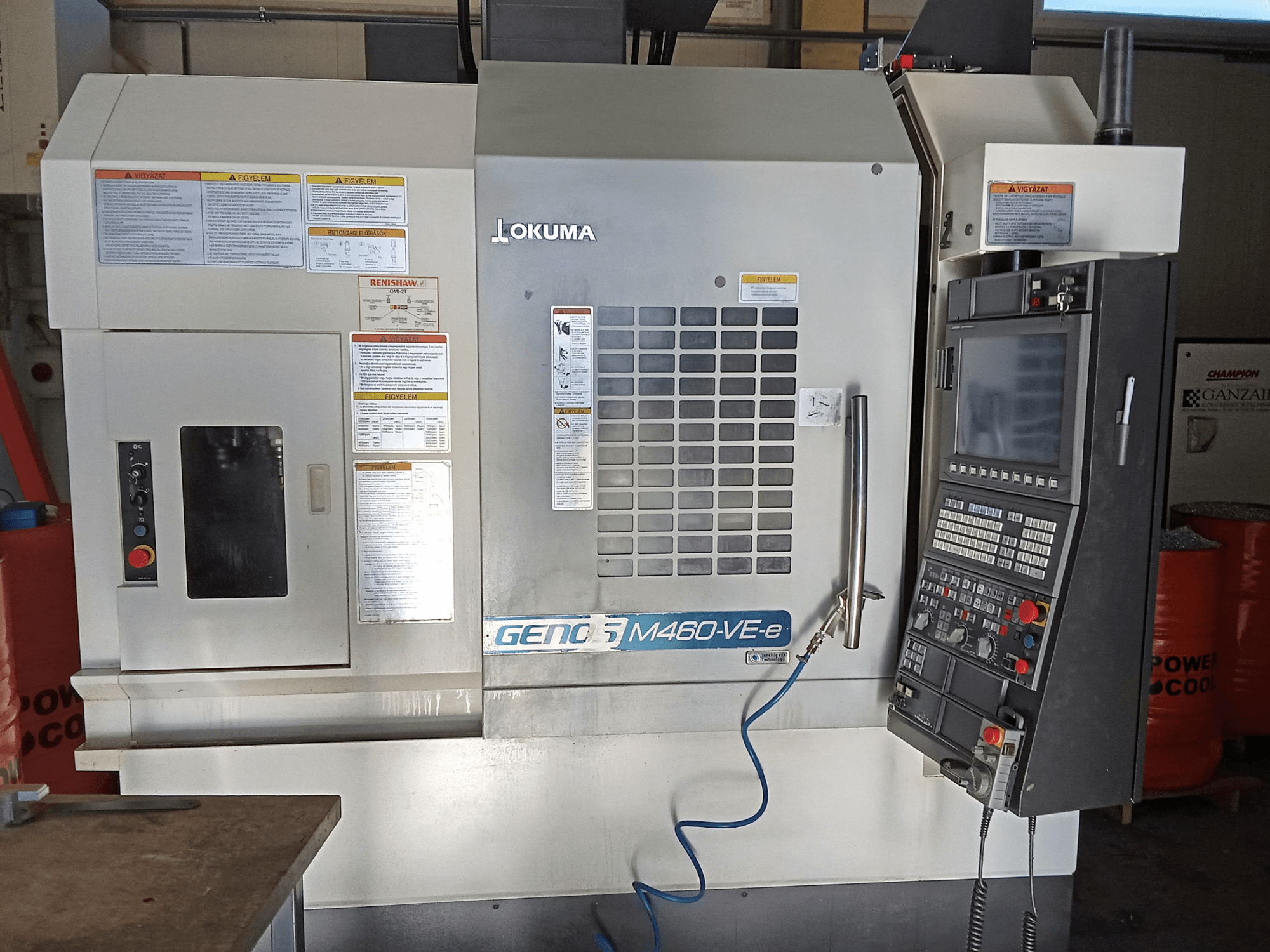 Вертикальный обрабатывающий центр Okuma M460R-VE, вид спереди, панель управления и детали операционного интерфейса.