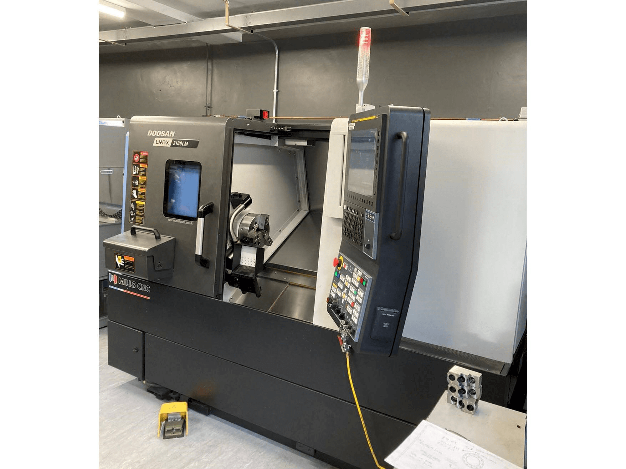 Вид станка Doosan Lynx 2100 LMB спереди