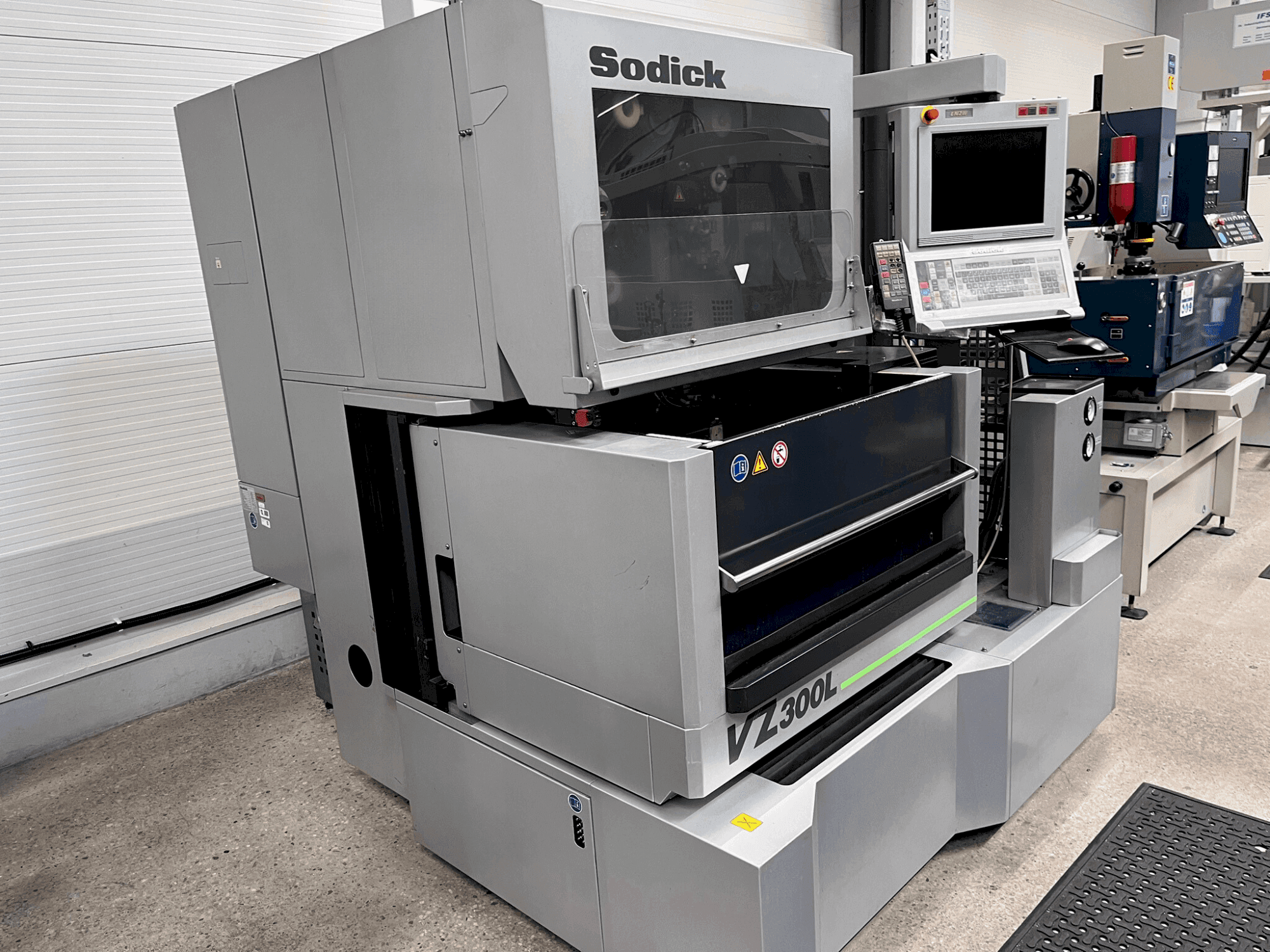 Вид станка с Sodick VZ 300L правой стороны