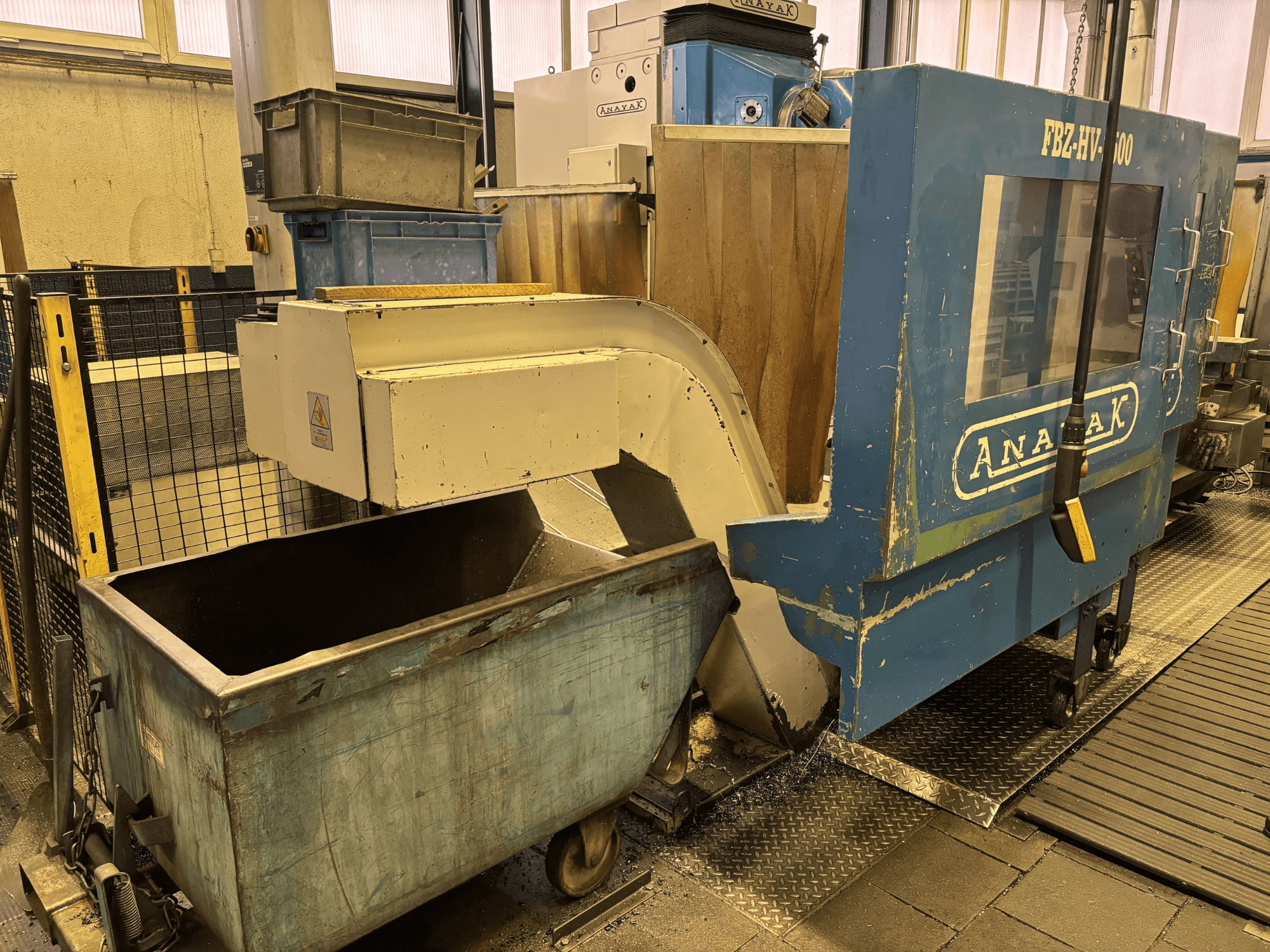 Фрезерный станок со станиной ANAYAK FBZ-HV-2500 в мастерской, вид спереди, демонстрирует панель управления и контейнеры для принадлежностей.