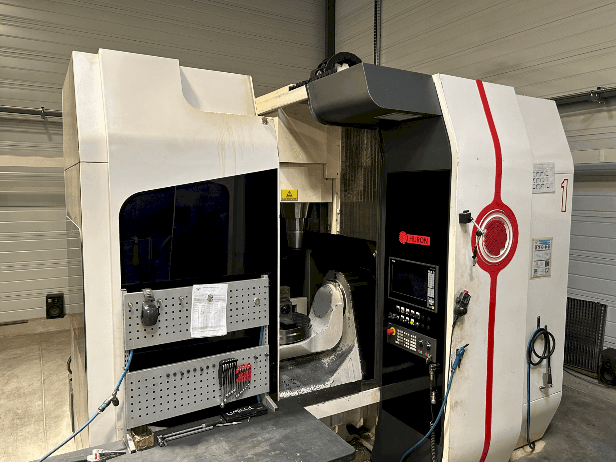 Вид станка Huron UMILL 6 спереди