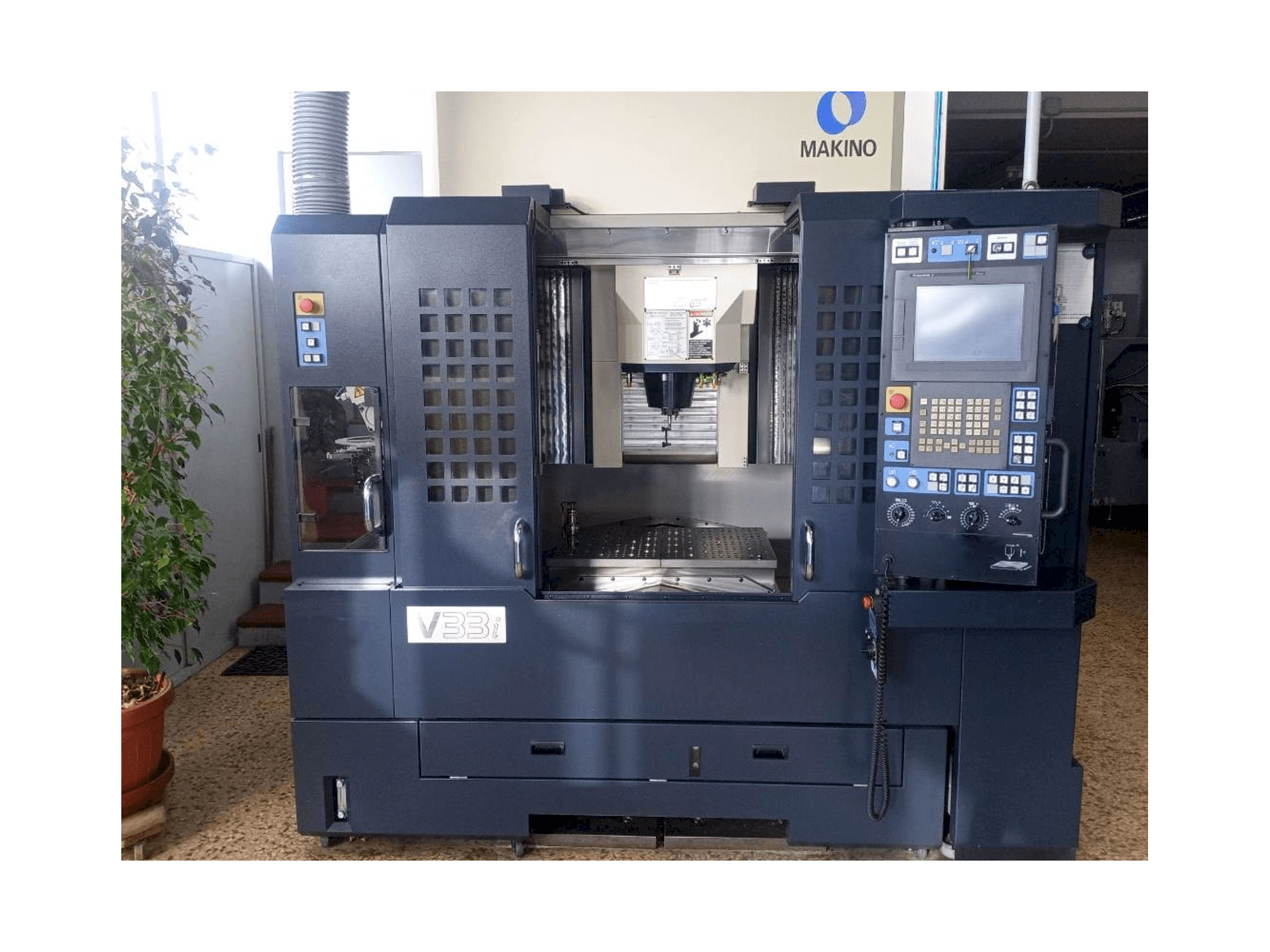 Вид станка Makino V33i A15F спереди