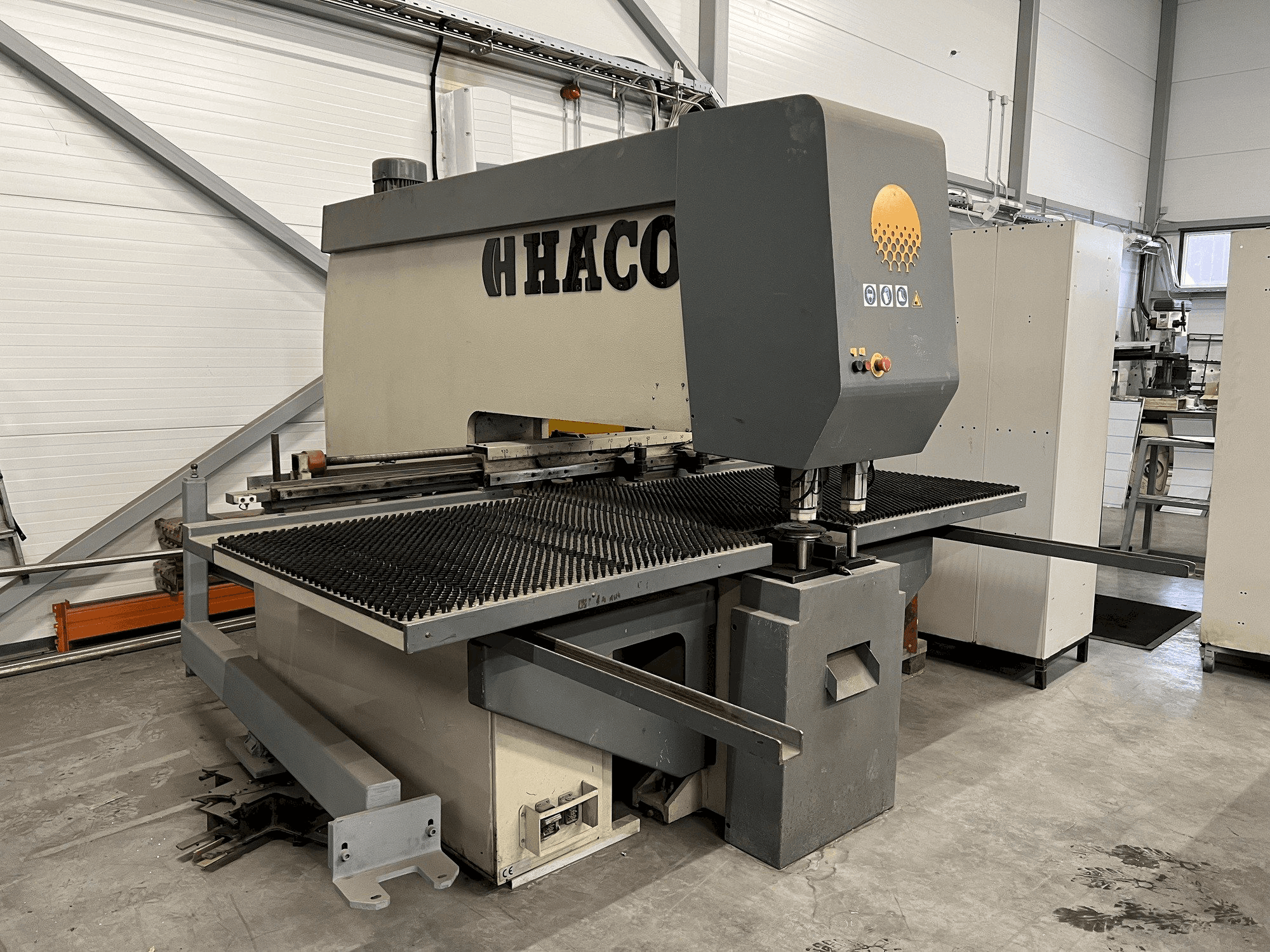 Вид станка HACO PM 310V-3 спереди