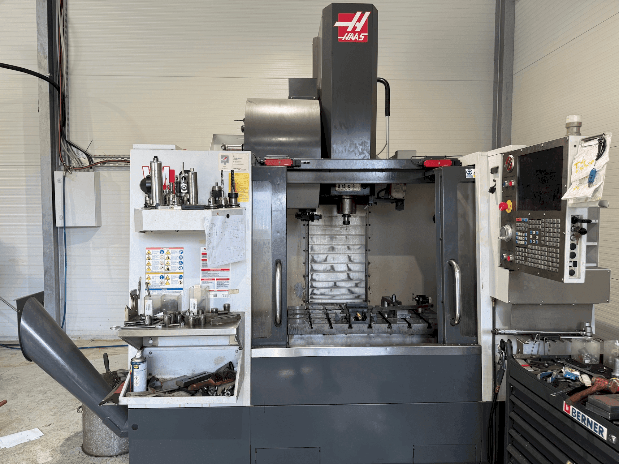 Вид станка HAAS VM-2 спереди