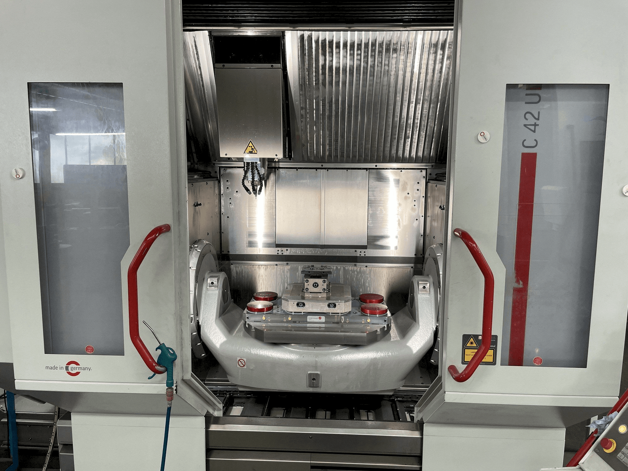 Вид станка HERMLE C 42 U спереди