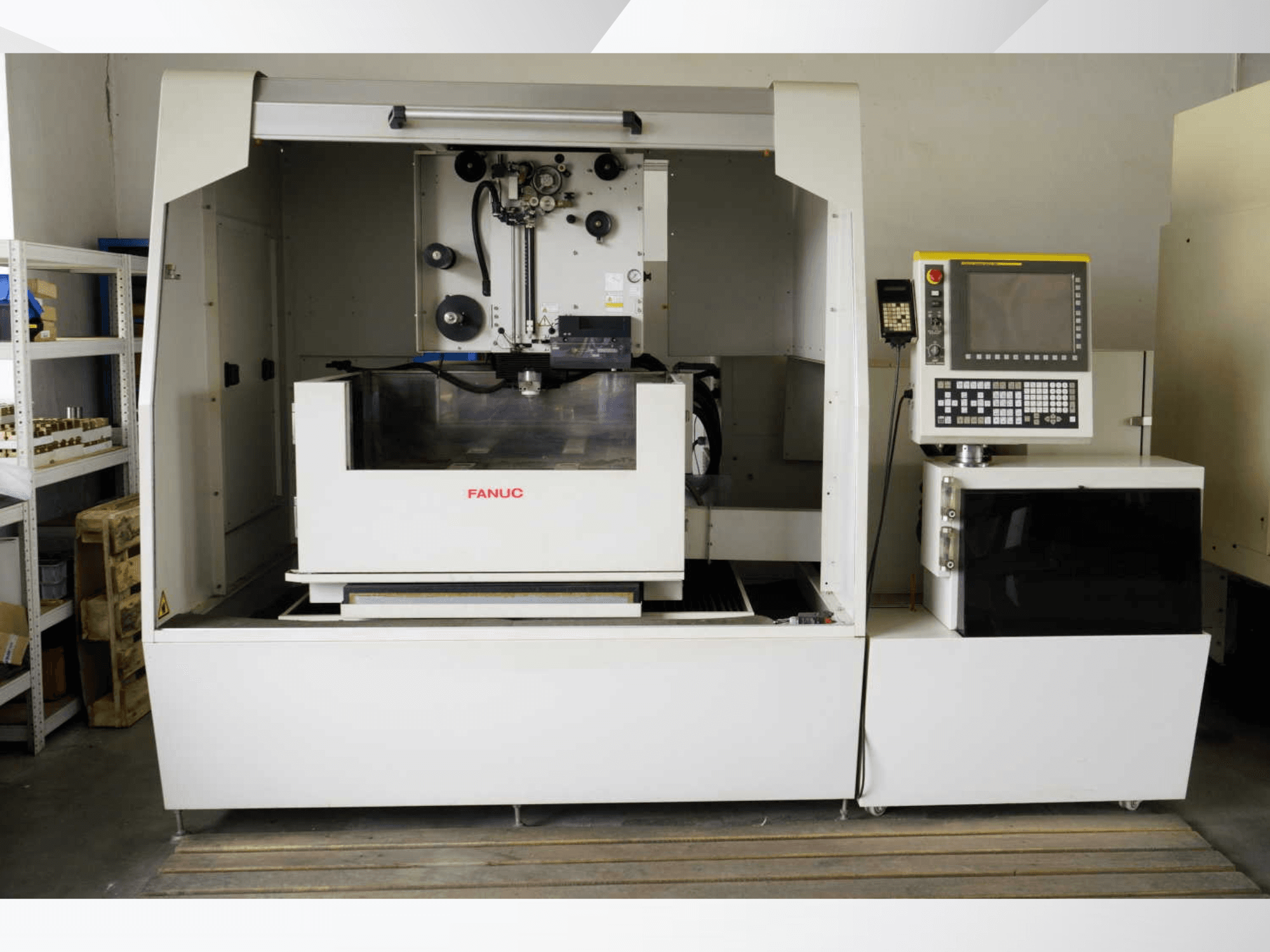Электроэрозионный станок FANUC ROBOCUT alpha-1iD: вид спереди, демонстрирующий панель управления и особенности рабочей зоны.