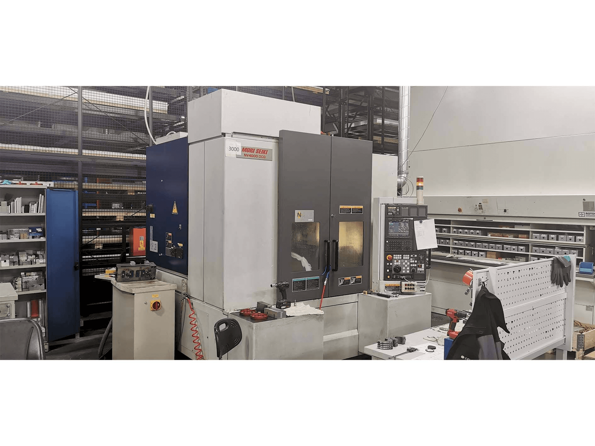 Вид станка MORI SEIKI NV4000 спереди