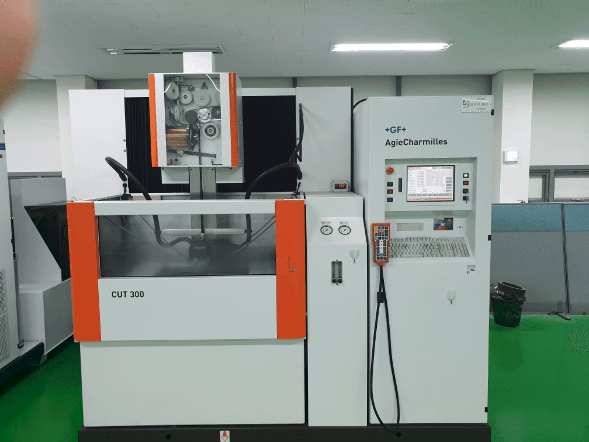 Вид станка AGIE CUT 300 спереди