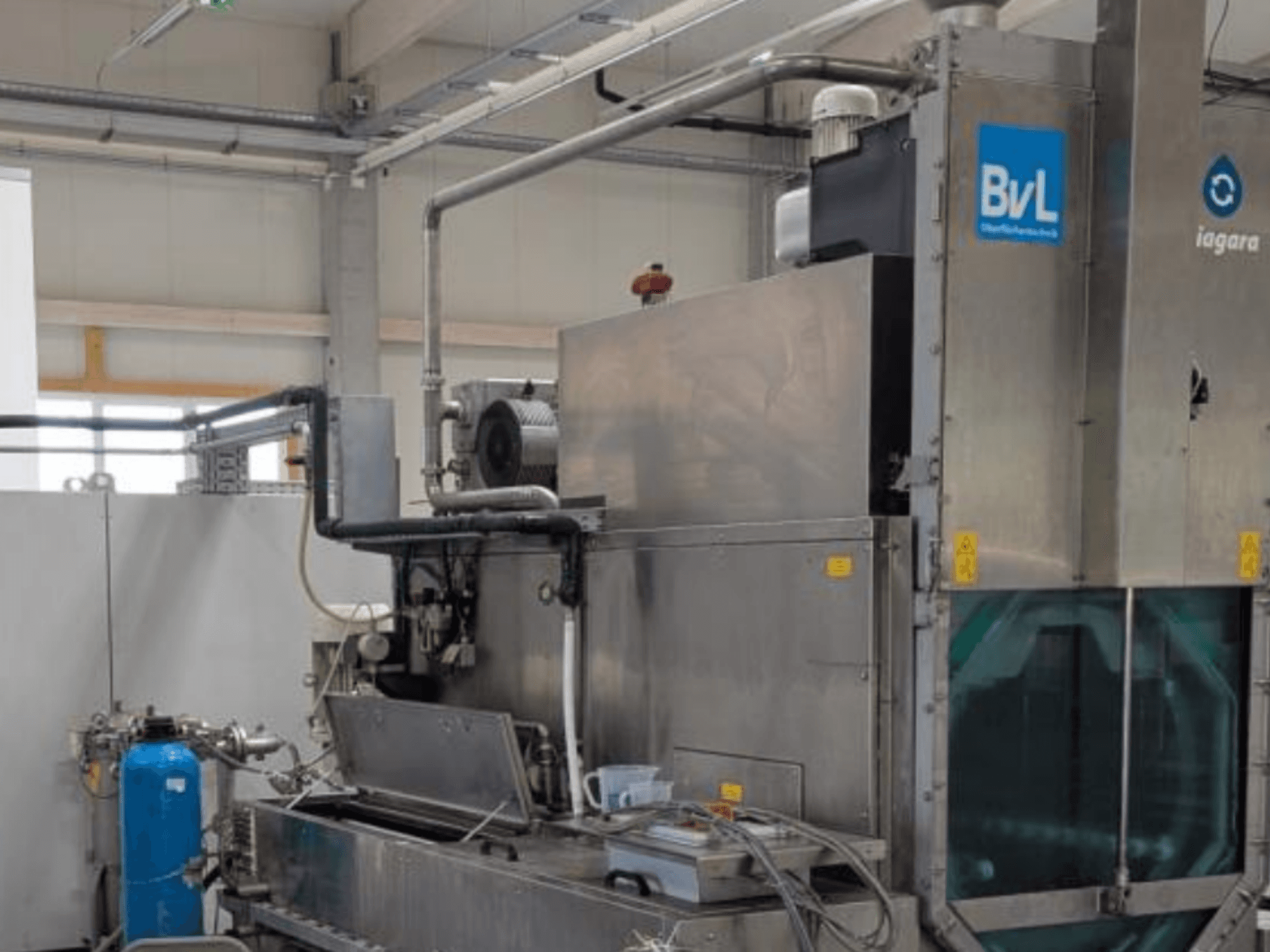 Станк BvL Niagara DFS 800-2T в заводской комплектации, вид сбоку, демонстрирующий металлическую конструкцию и подключенные шланги.