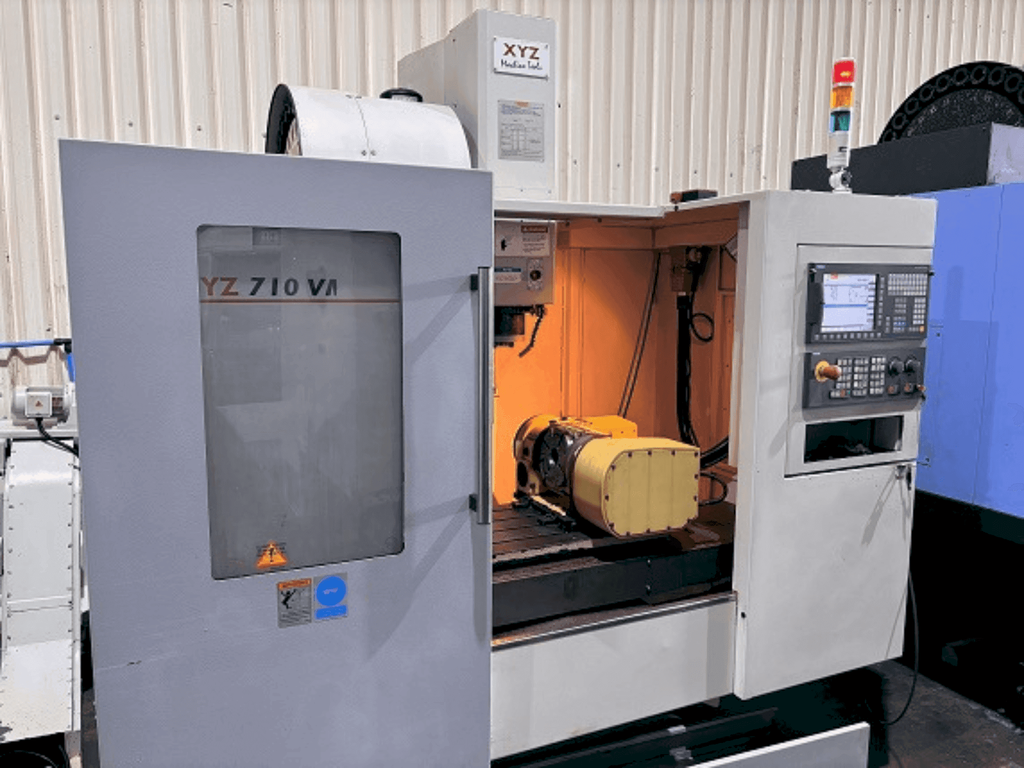 Вид станка XYZ 710 VMC спереди