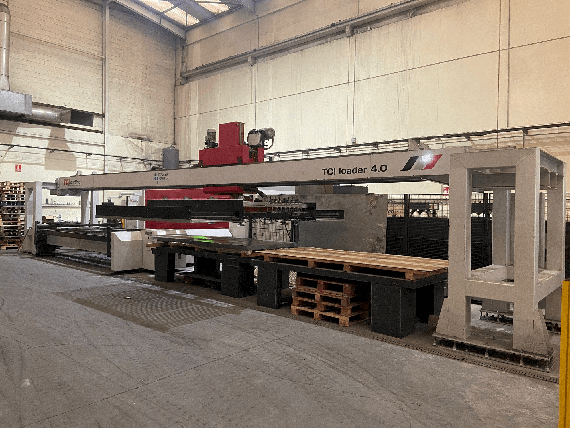 Вид станка TCI Smartline Fiber 4020 спереди