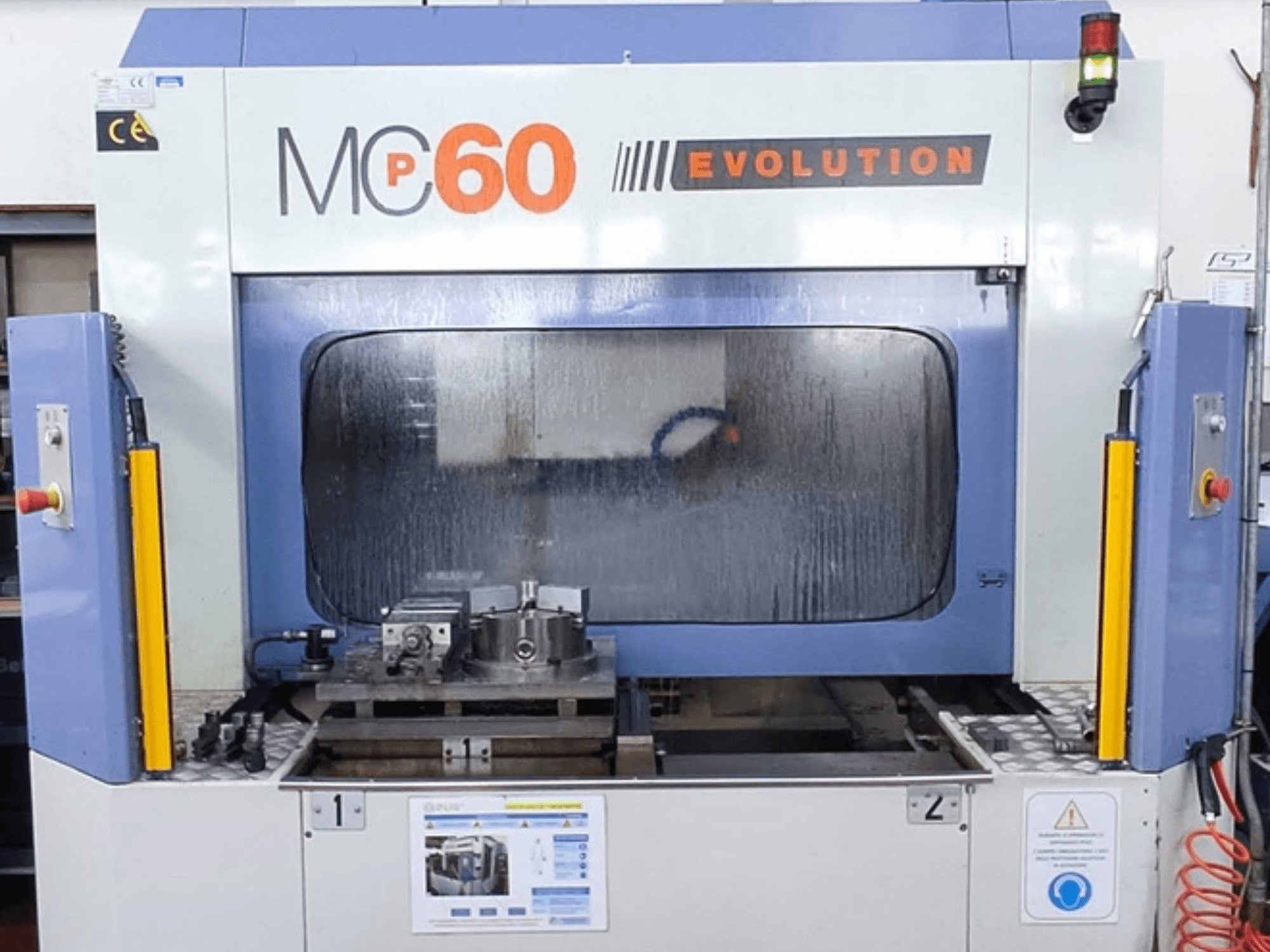 Вертикальный обрабатывающий центр FAMUP MCP 60 E вид спереди, панель управления и инструментальная оснастка в рабочей зоне.