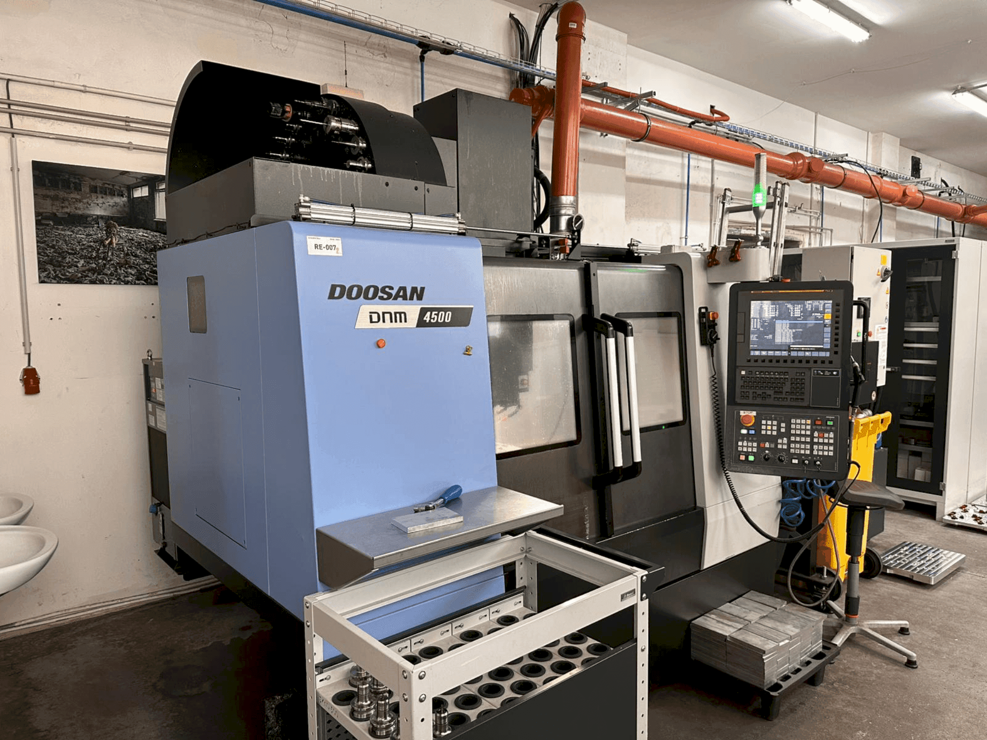 Вид станка DOOSAN DNM 4500 спереди