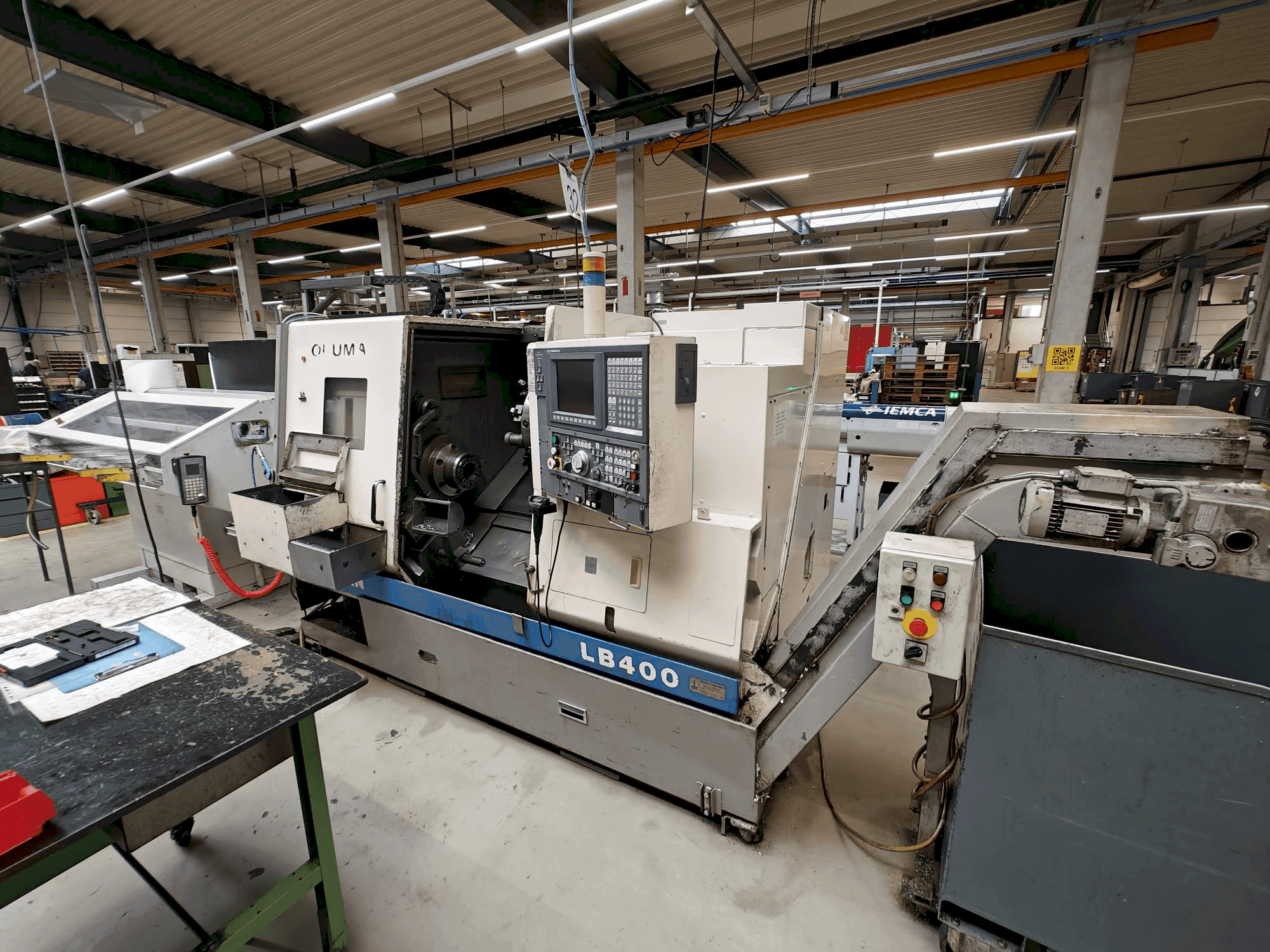 Вид станка Okuma LB400 спереди