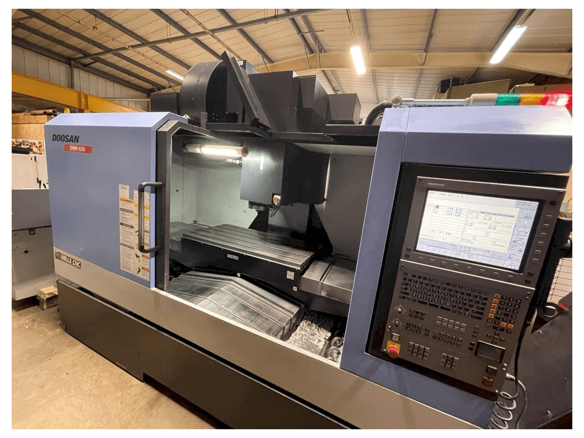 Вид станка Doosan DNM650 спереди