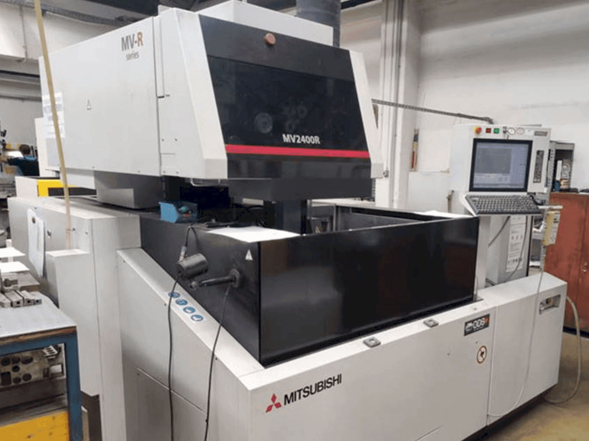 Вид станка Mitsubishi Electric MV2400R спереди