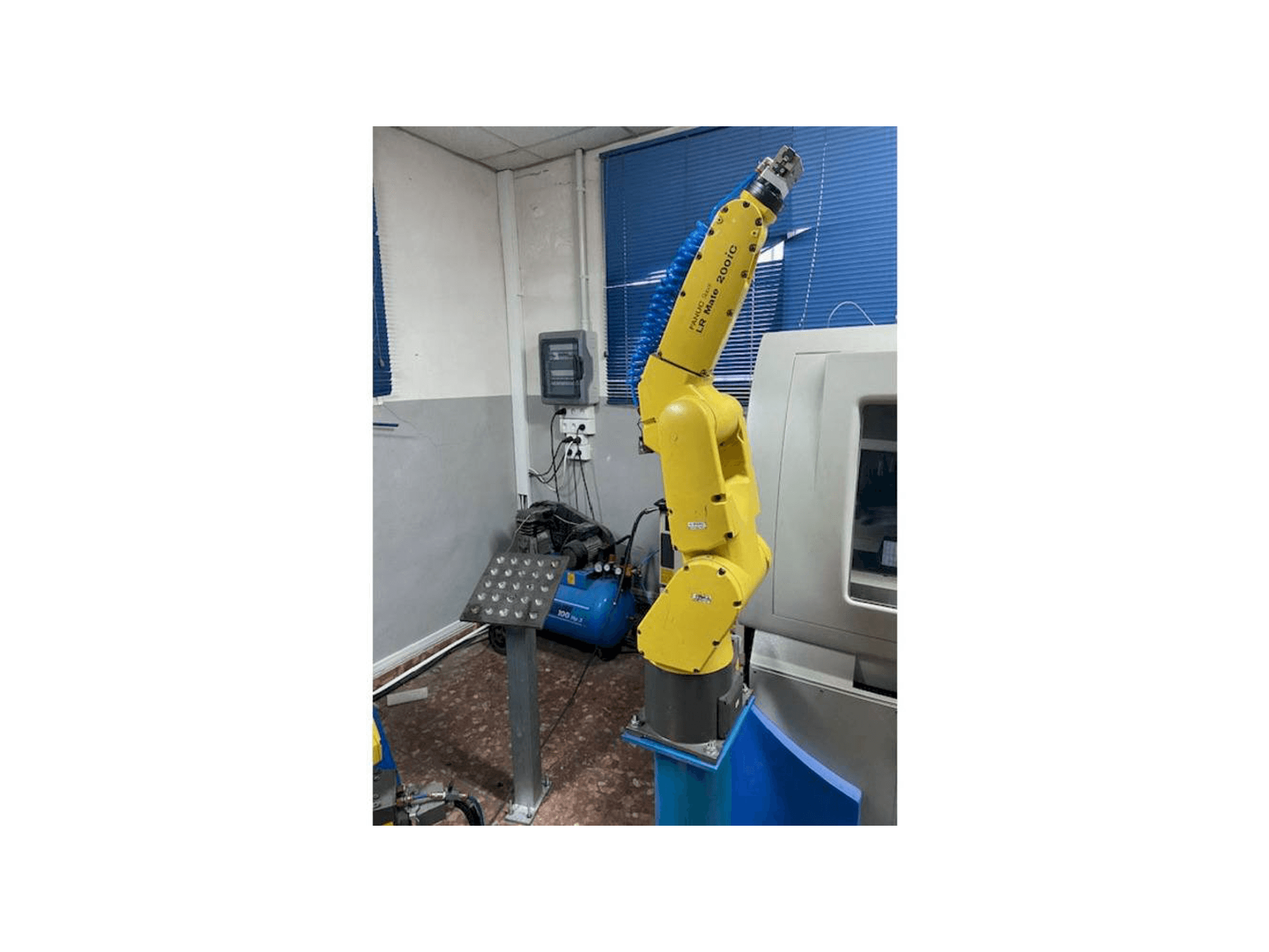 Вид станка FANUC LR MATE 200 ic спереди
