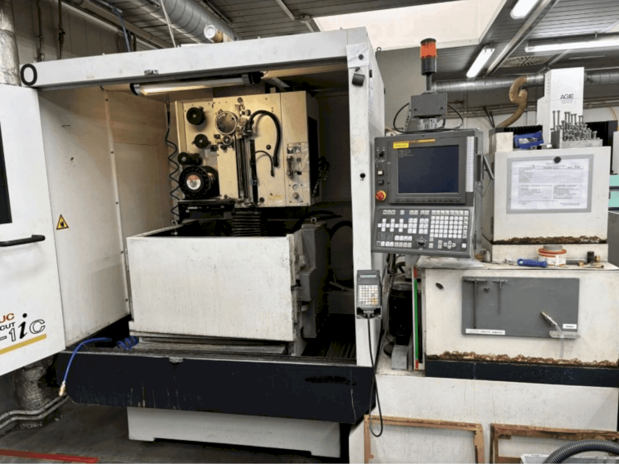 Вид станка FANUC ROBOCUT alpha-1iC спереди