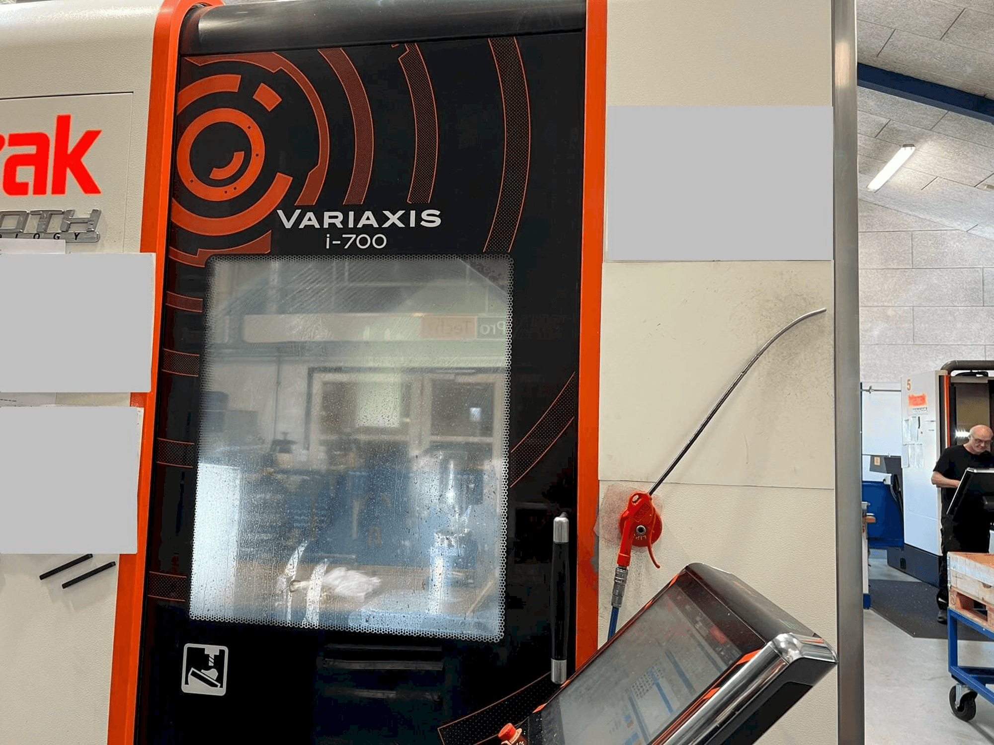 Вид станка Mazak Variaxis i-700 спереди