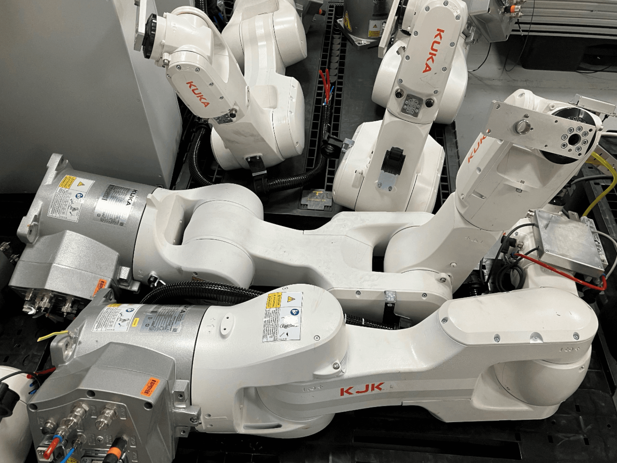 Рука робота KUKA KR 10 R900 CR на виде сбоку, демонстрирующая структуру суставов, двигатели и детали проводки.