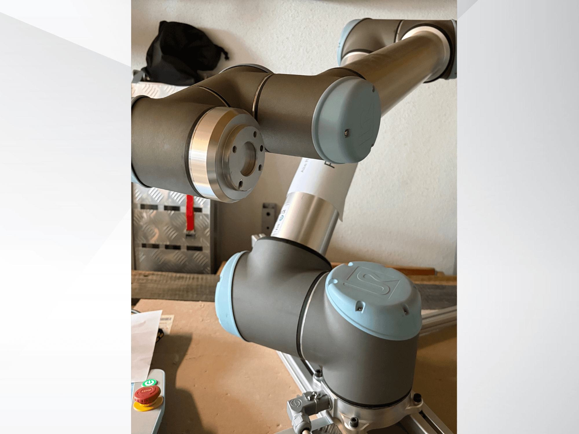 Вид сбоку крупным планом роботизированной руки Universal Robots UR10, подчеркивающий суставы и серо-голубые элементы дизайна.