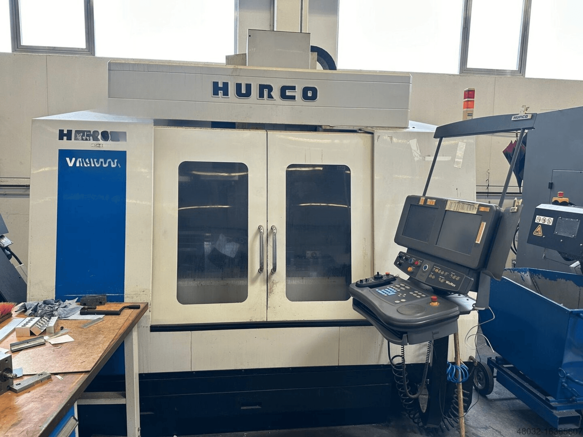 Вертикальный обрабатывающий центр Hurco VMX42t с панелью управления и большими смотровыми окнами, запечатлённый в условиях цеха.