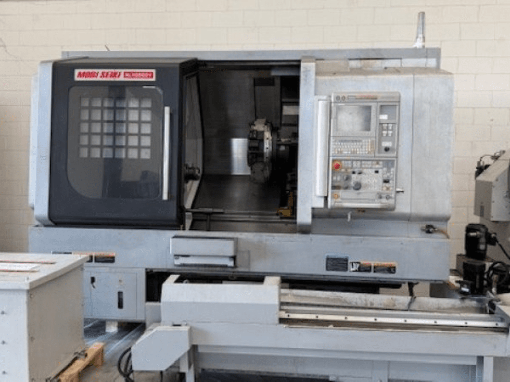 Горизонтальный токарный станок MORI SEIKI NLX 2500Y, вид спереди, демонстрирует панель управления и рабочую зону.