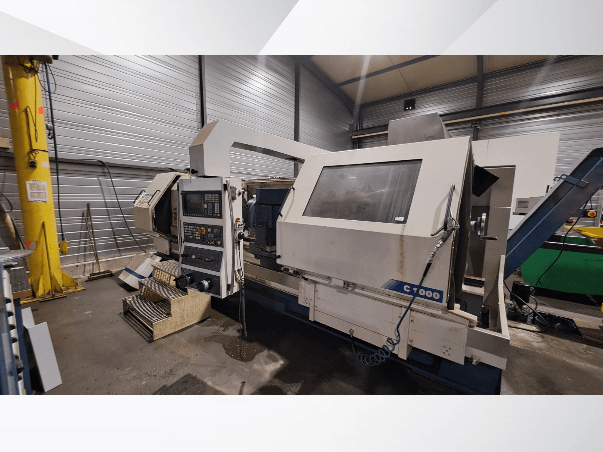 Горизонтальный токарный станок Romi C1000 в мастерской, вид сбоку на панель управления, шпиндель и рабочие узлы.