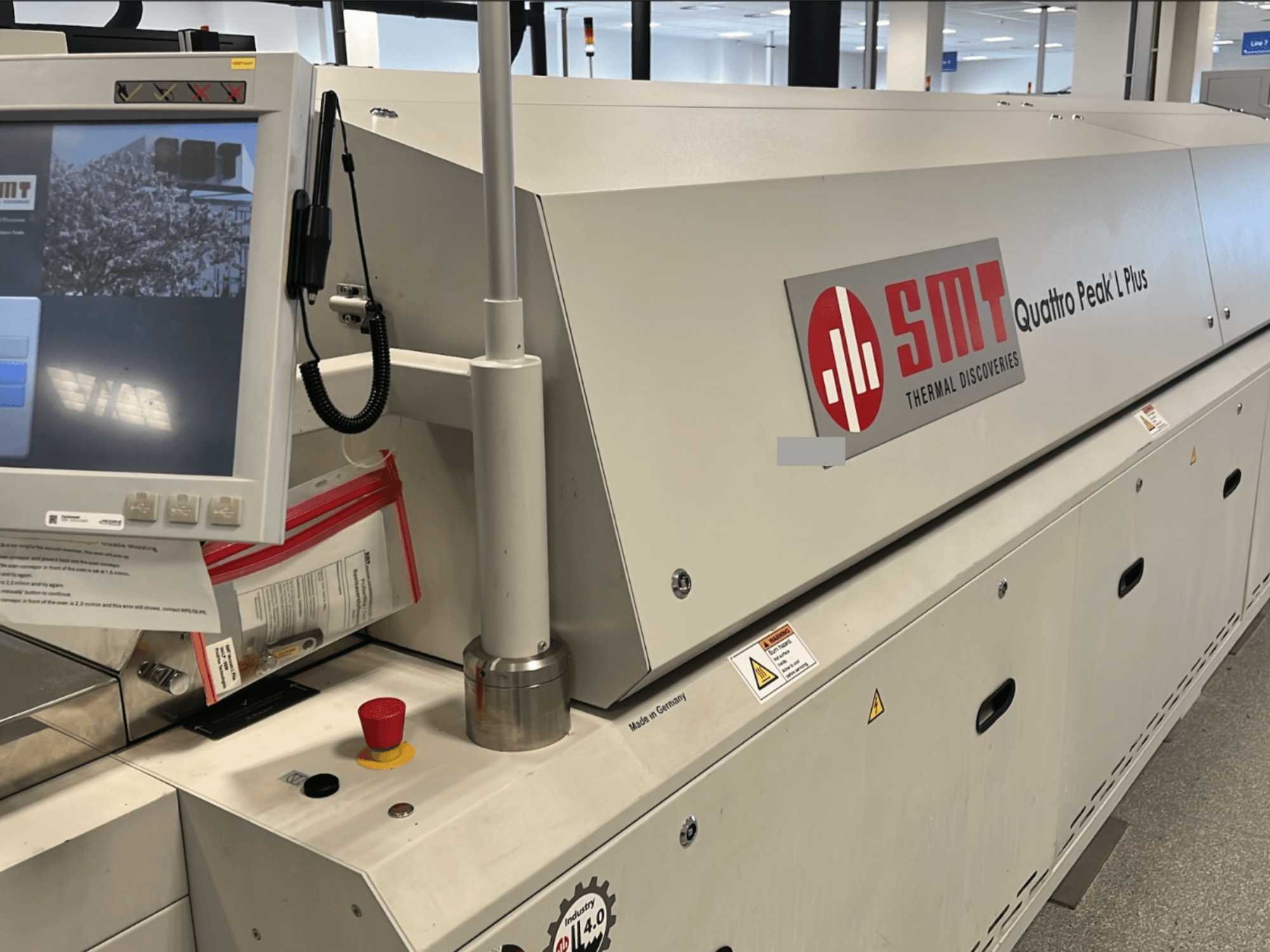 Станок SMT Quattro Peak L Plus, вид спереди, хорошо видны панель управления, кнопки безопасности и клеймо.